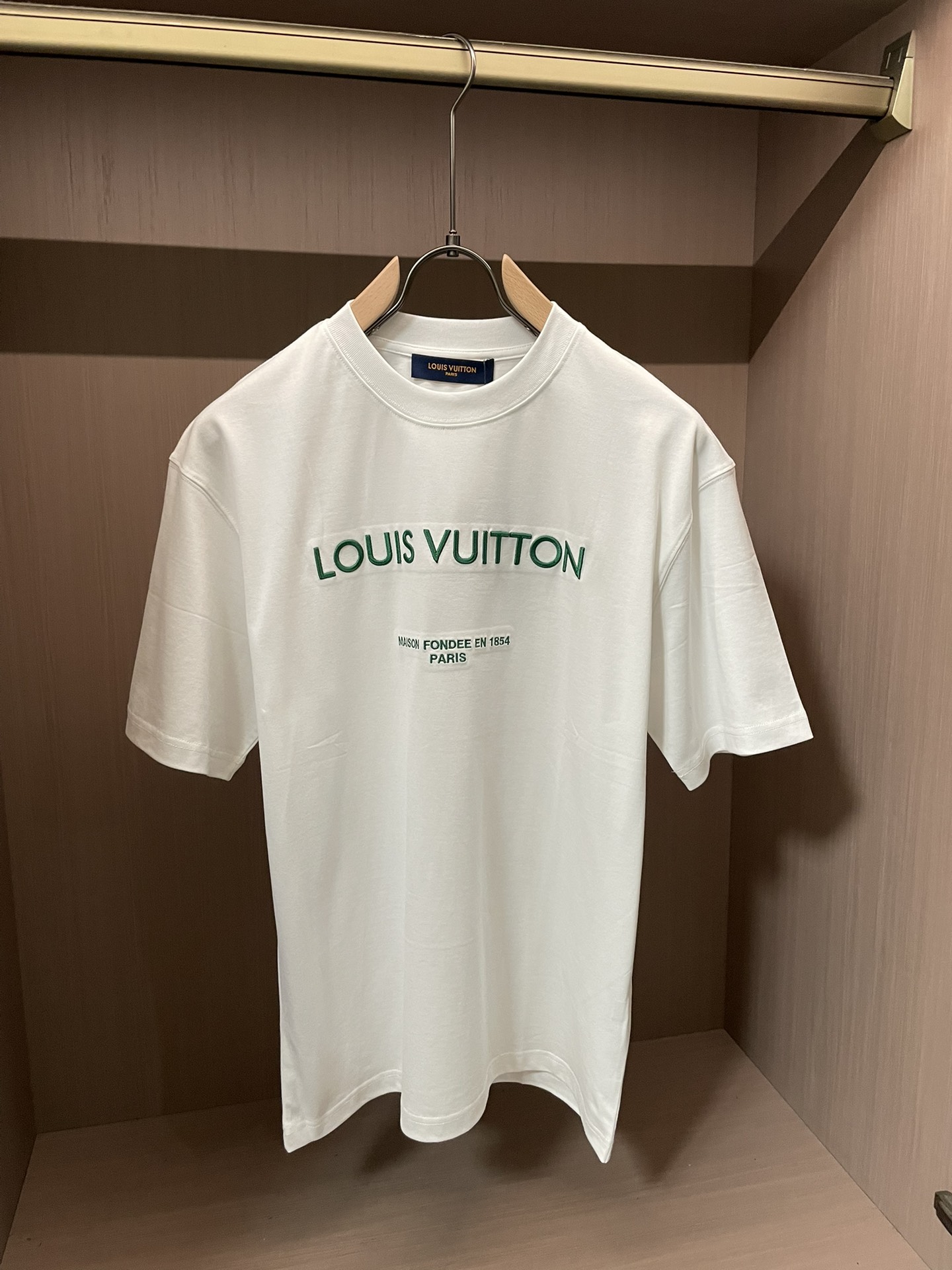 Lv 2026春夏新款首发专柜最新款短袖圆领T恤 高端订制 设计前卫时尚！品牌logo重工艺设计 高端定