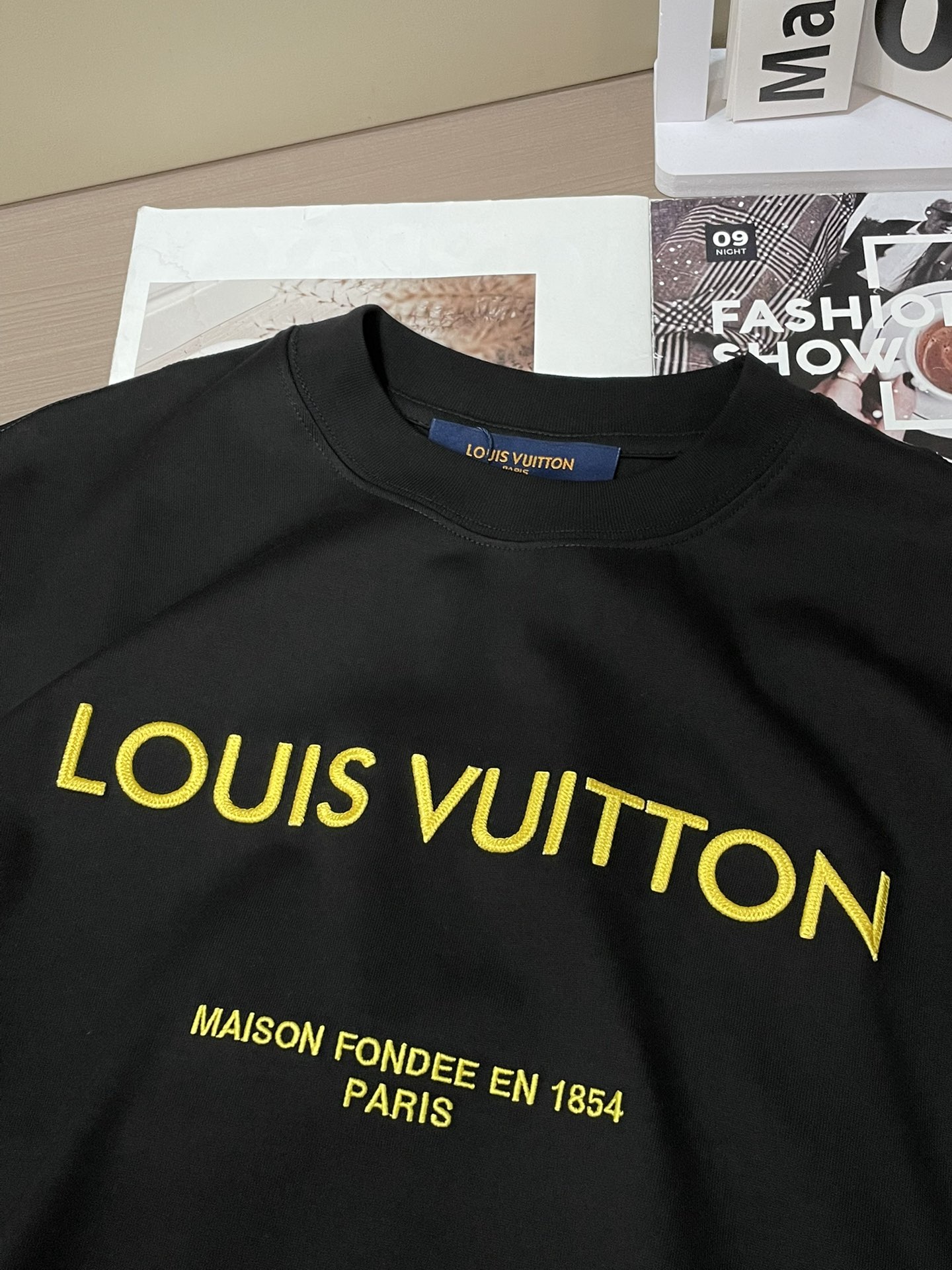 Lv 2026春夏新款首发专柜最新款短袖圆领T恤 高端订制 设计前卫时尚！品牌logo重工艺设计 高端定