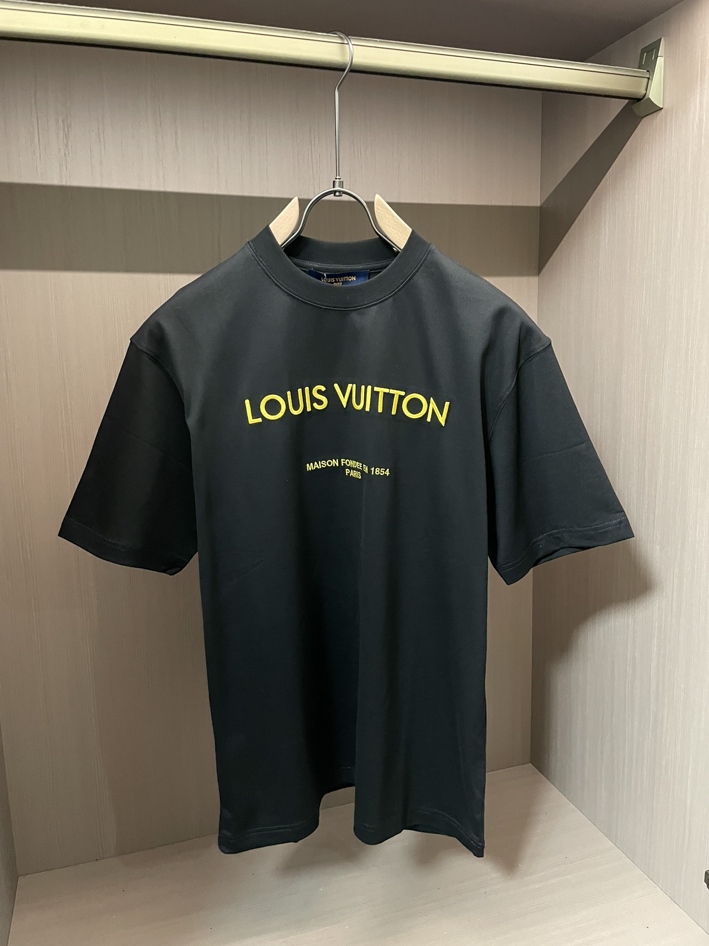 Lv 2026春夏新款首发专柜最新款短袖圆领T恤 高端订制 设计前卫时尚！品牌logo重工艺设计 高端定