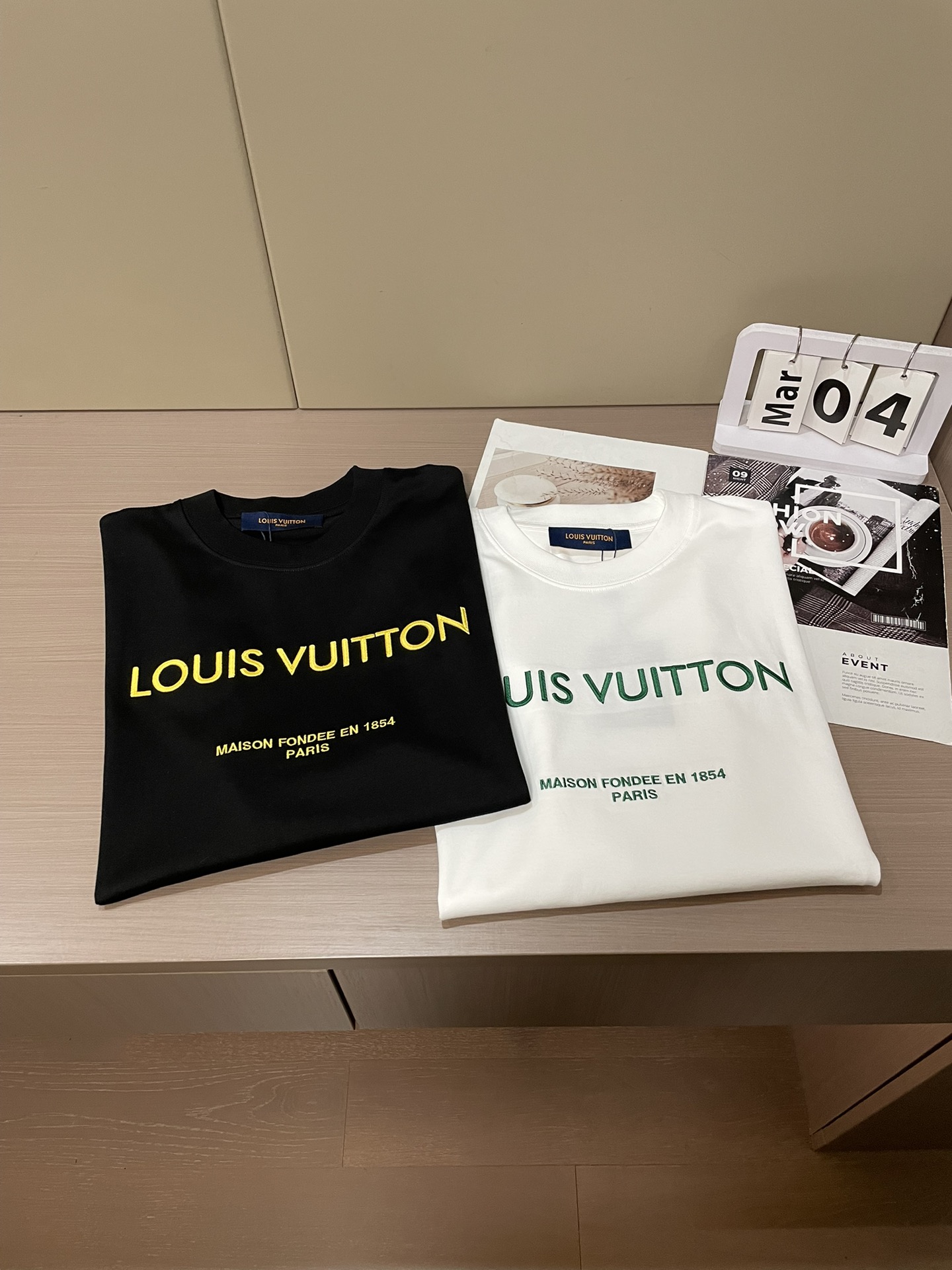 Lv 2026春夏新款首发专柜最新款短袖圆领T恤 高端订制 设计前卫时尚！品牌logo重工艺设计 高端定