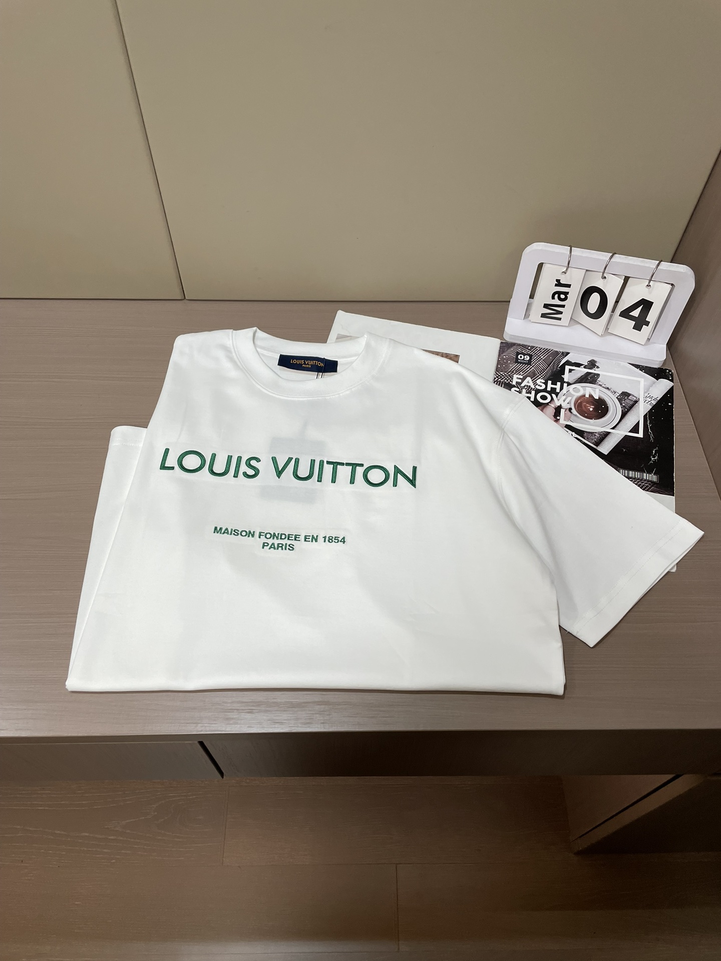 Lv 2026春夏新款首发专柜最新款短袖圆领T恤 高端订制 设计前卫时尚！品牌logo重工艺设计 高端定