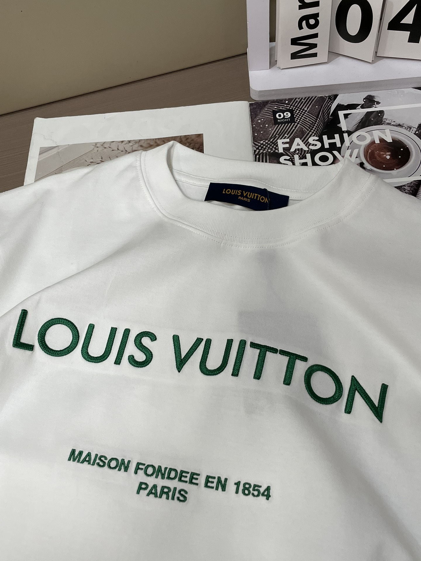 Lv 2026春夏新款首发专柜最新款短袖圆领T恤 高端订制 设计前卫时尚！品牌logo重工艺设计 高端定