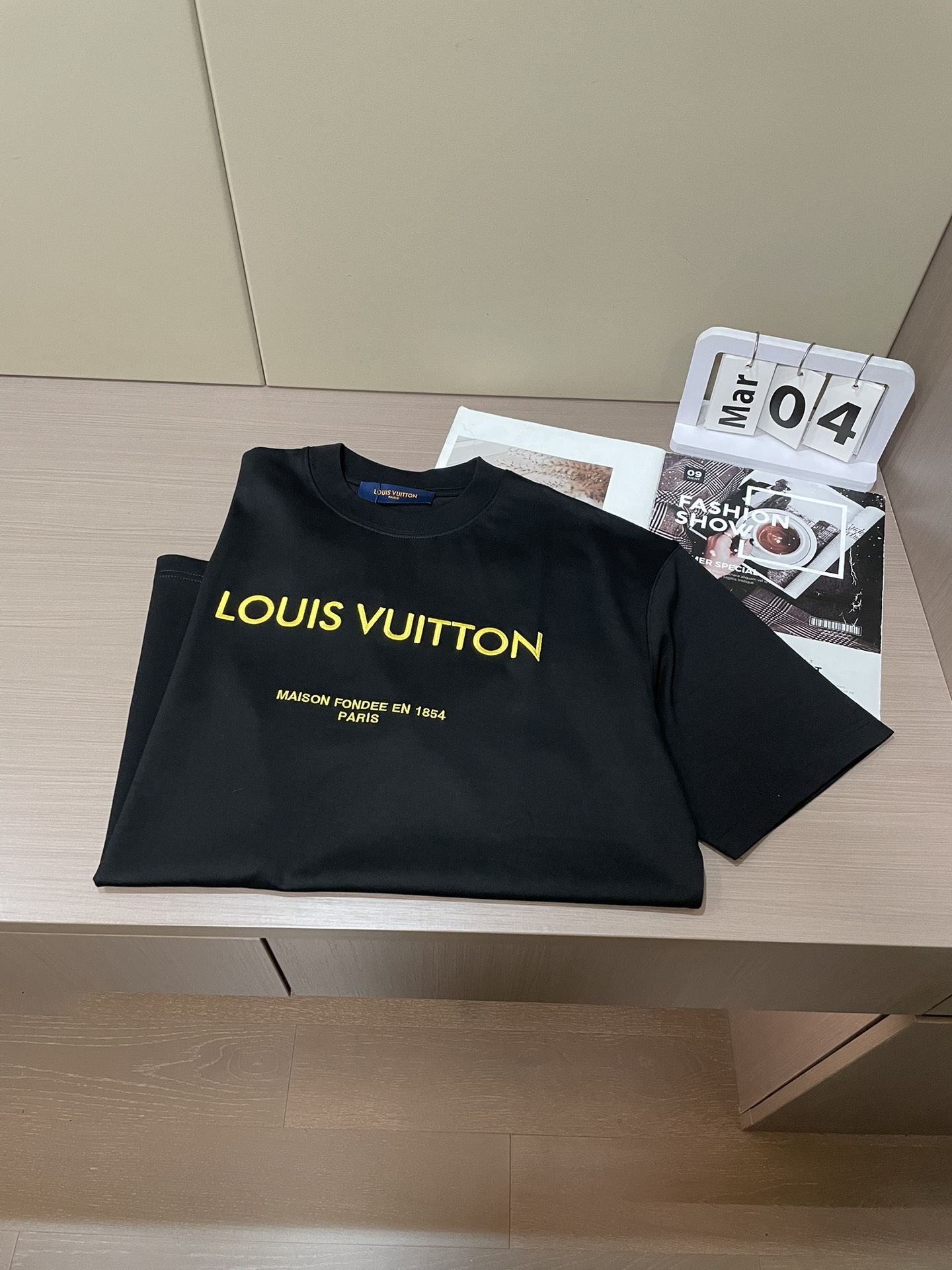 Lv 2026春夏新款首发专柜最新款短袖圆领T恤 高端订制 设计前卫时尚！品牌logo重工艺设计 高端定