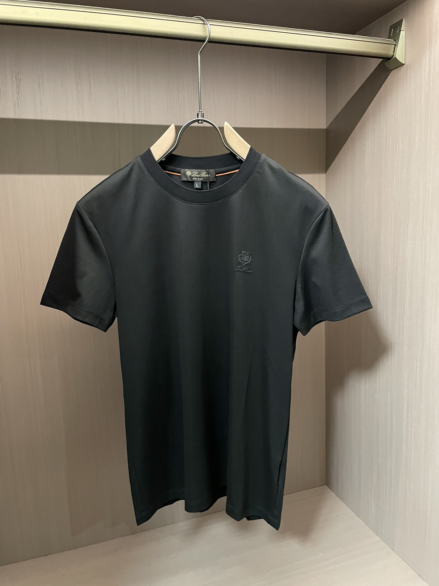 Loro piana 春夏新款首发专柜最新款短袖圆领T恤 高端订制 设计前卫时尚！品牌logo重工艺设计