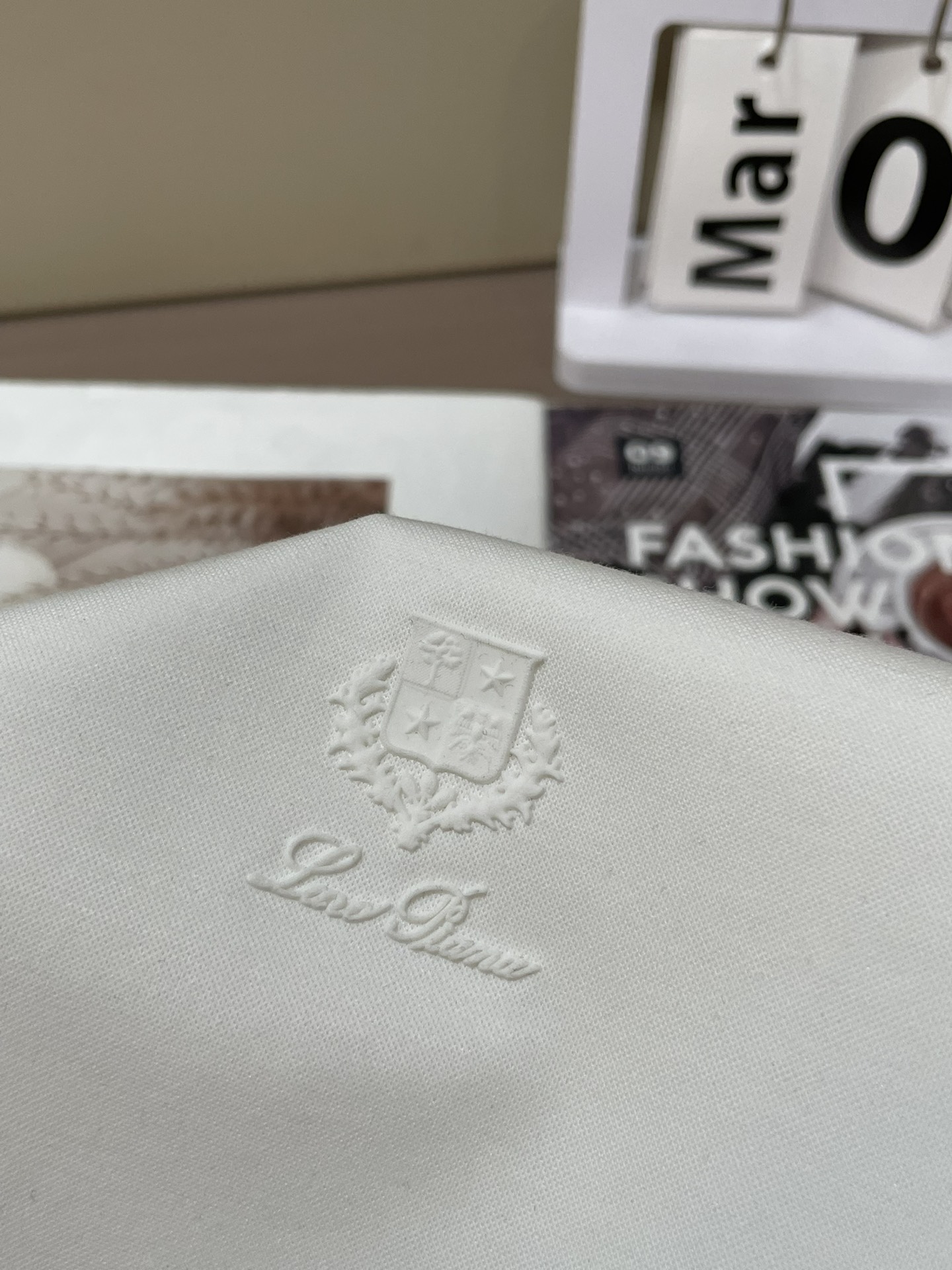 Loro piana 春夏新款首发专柜最新款短袖圆领T恤 高端订制 设计前卫时尚！品牌logo重工艺设计