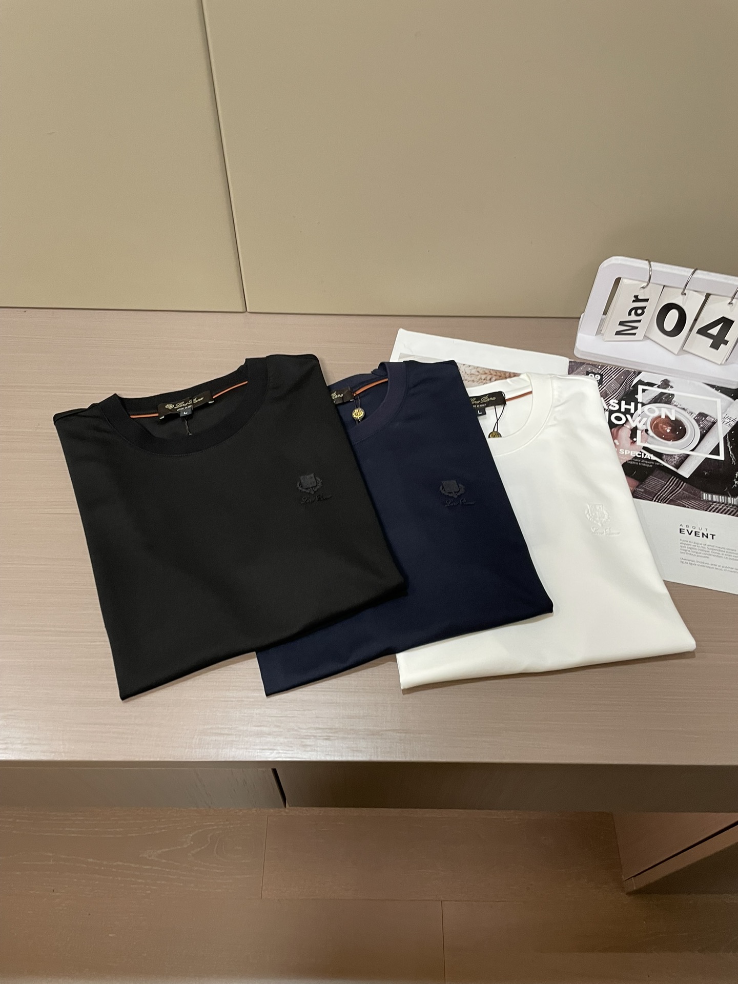 Loro piana 春夏新款首发专柜最新款短袖圆领T恤 高端订制 设计前卫时尚！品牌logo重工艺设计