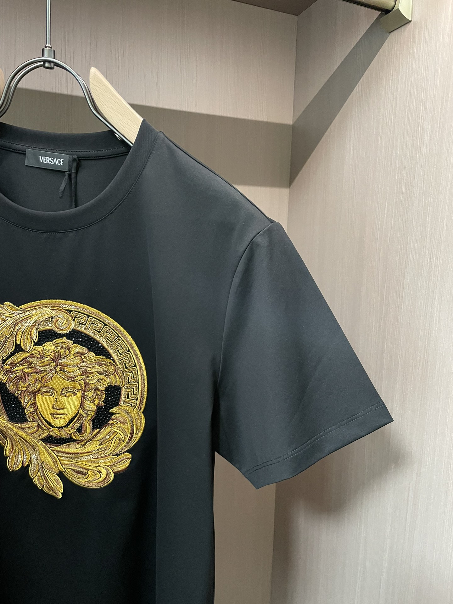 范思哲 2026春夏新品，原版1:1打造，超级重工！全品相，顶级丝光棉面料，上身非常舒适透气，臻品好货！