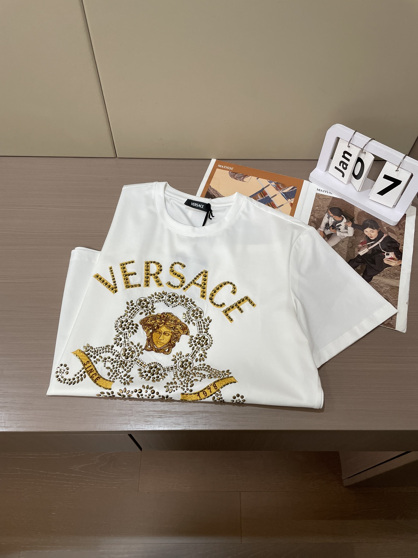 VS2026春夏新品致敬美高梅设计刺绣施华洛世奇异形钻镶嵌Medusa短袖T恤；定制100支双股丝光长绒