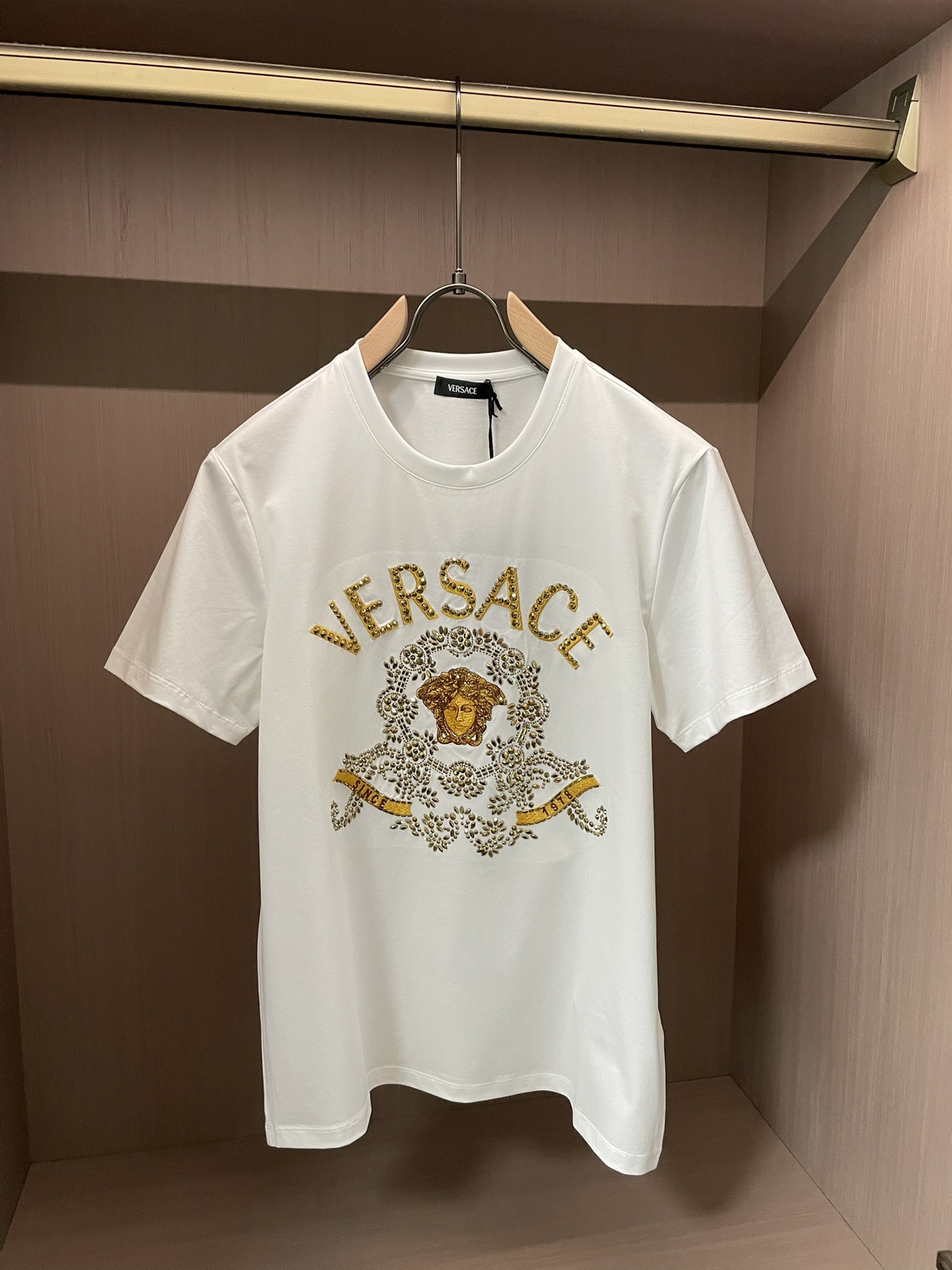 VS2026春夏新品致敬美高梅设计刺绣施华洛世奇异形钻镶嵌Medusa短袖T恤；定制100支双股丝光长绒
