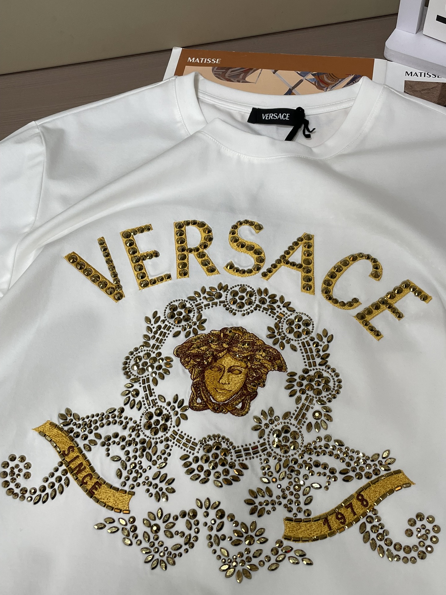 VS2026春夏新品致敬美高梅设计刺绣施华洛世奇异形钻镶嵌Medusa短袖T恤；定制100支双股丝光长绒