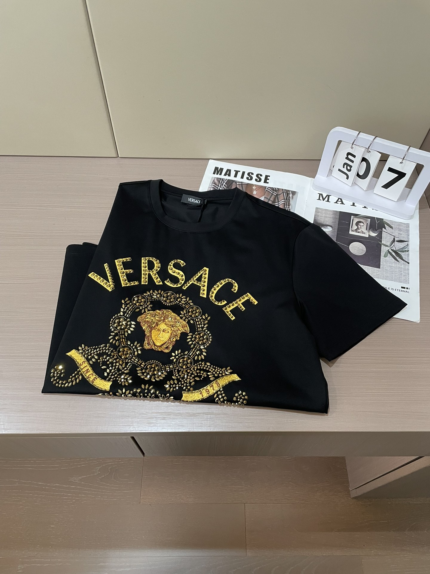 VS2026春夏新品致敬美高梅设计刺绣施华洛世奇异形钻镶嵌Medusa短袖T恤；定制100支双股丝光长绒