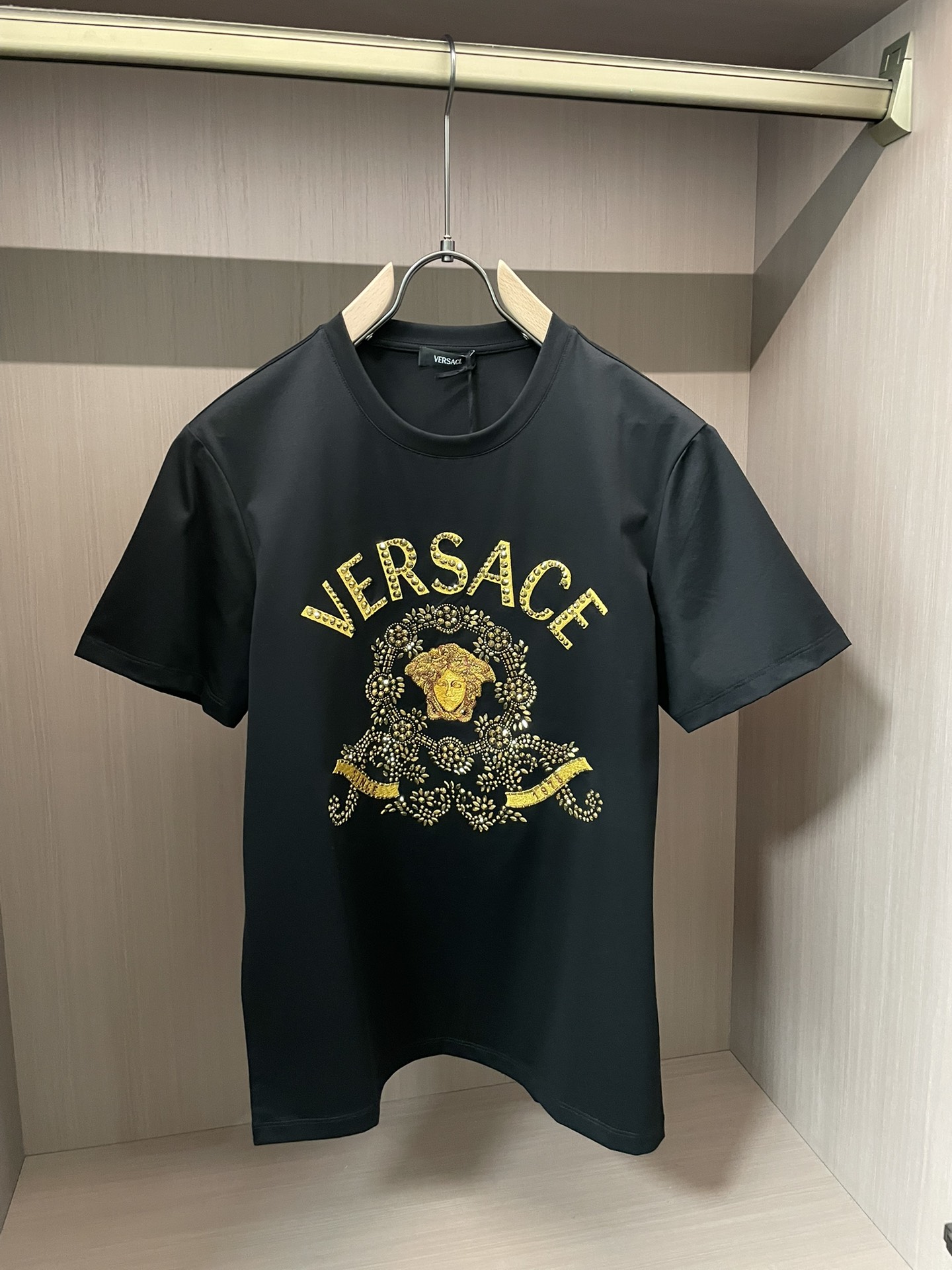 VS2026春夏新品致敬美高梅设计刺绣施华洛世奇异形钻镶嵌Medusa短袖T恤；定制100支双股丝光长绒