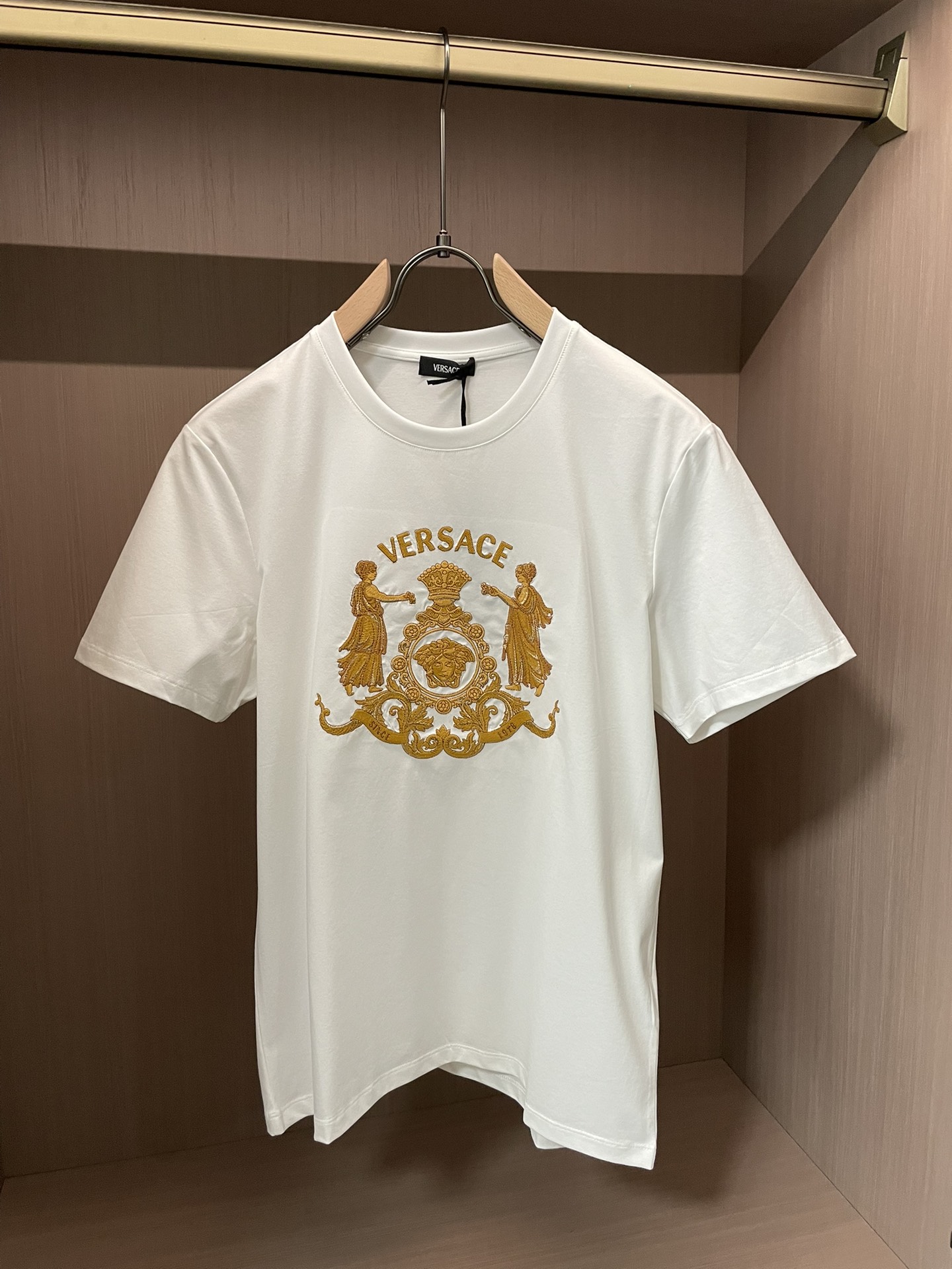 VS2026春夏新品皇冠👑Medusa 万针金线刺绣短袖T恤；定制100支双股丝光长绒棉面料，夏季独特的