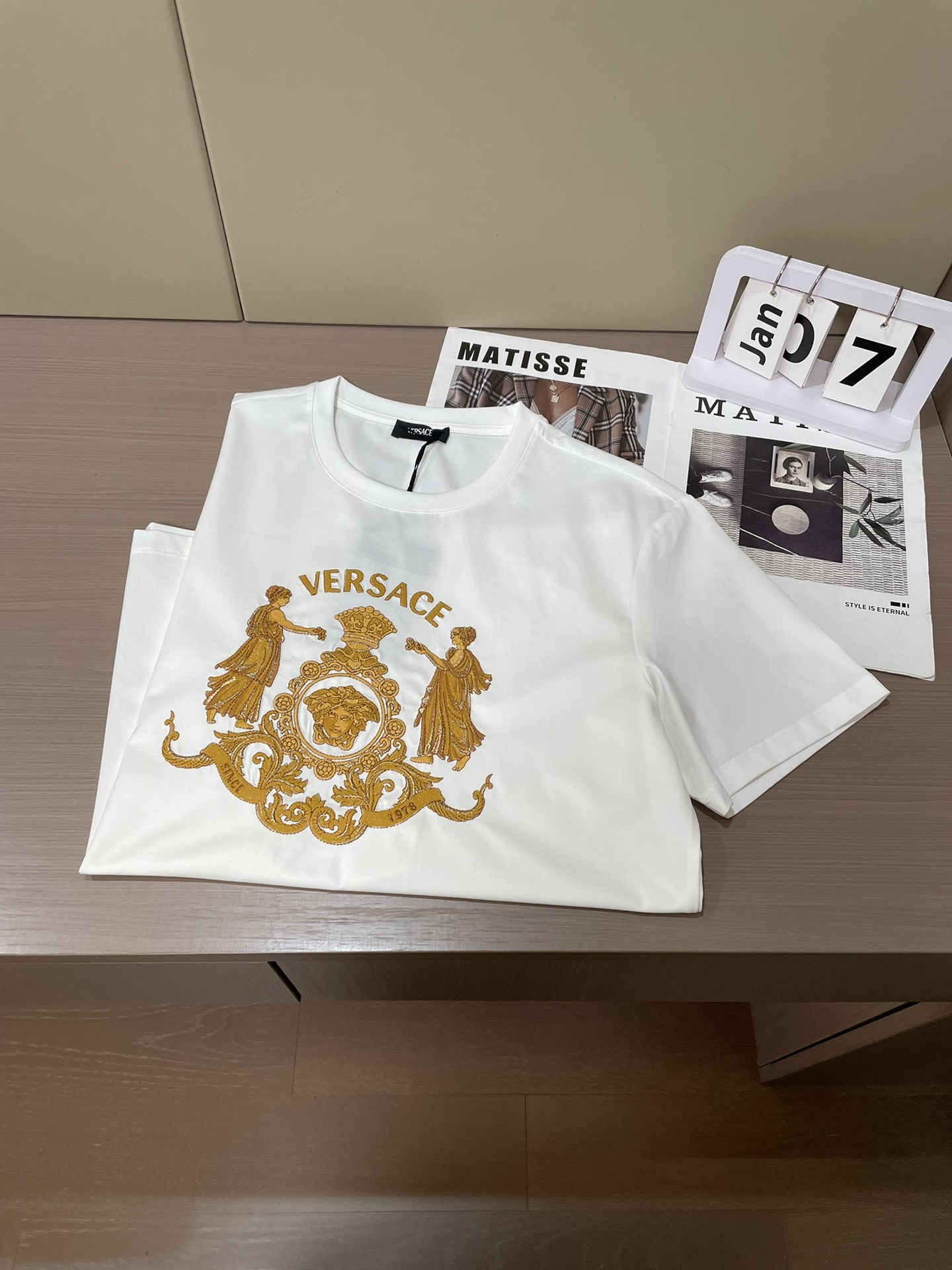 VS2026春夏新品皇冠👑Medusa 万针金线刺绣短袖T恤；定制100支双股丝光长绒棉面料，夏季独特的
