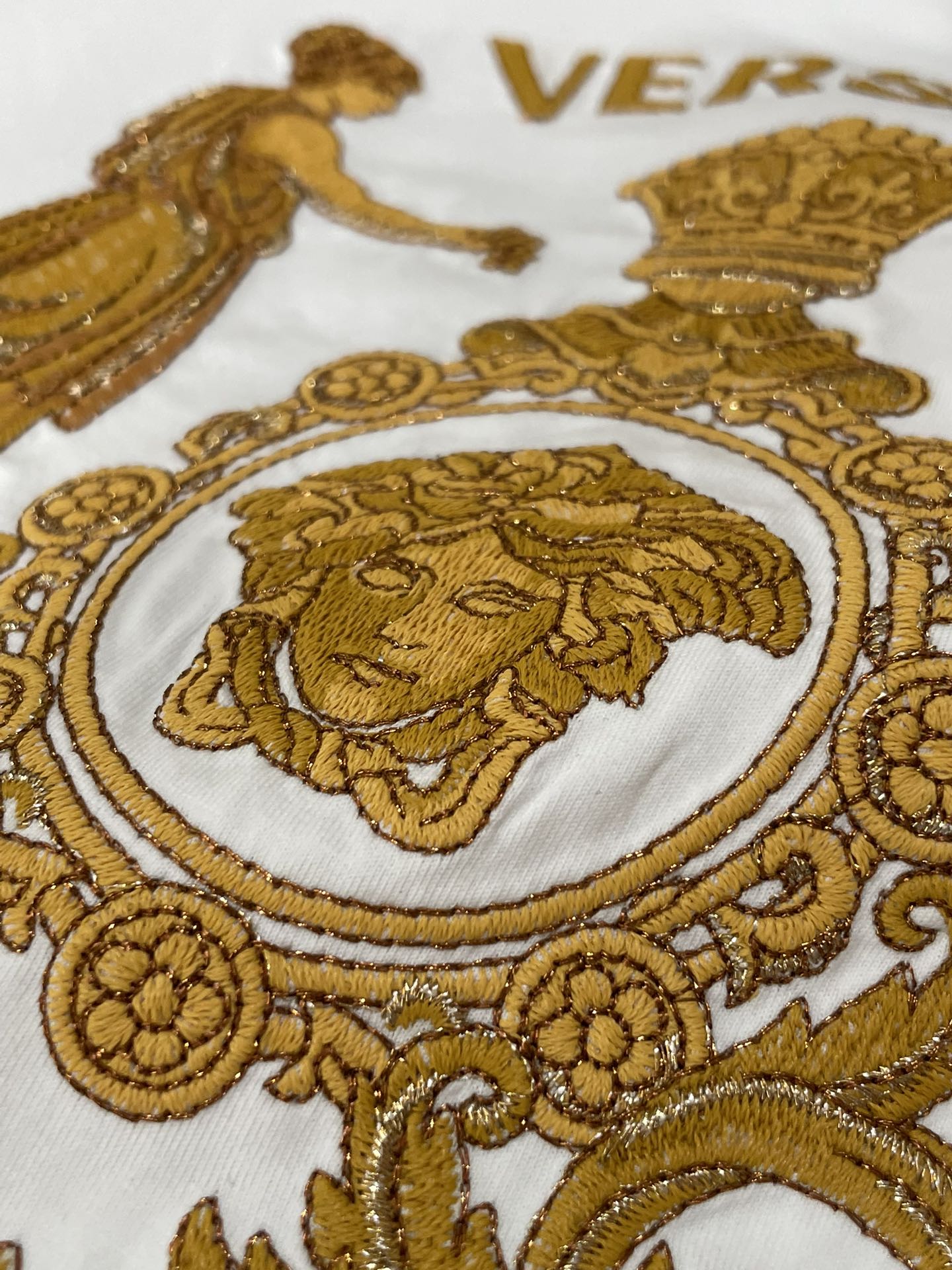 VS2026春夏新品皇冠👑Medusa 万针金线刺绣短袖T恤；定制100支双股丝光长绒棉面料，夏季独特的