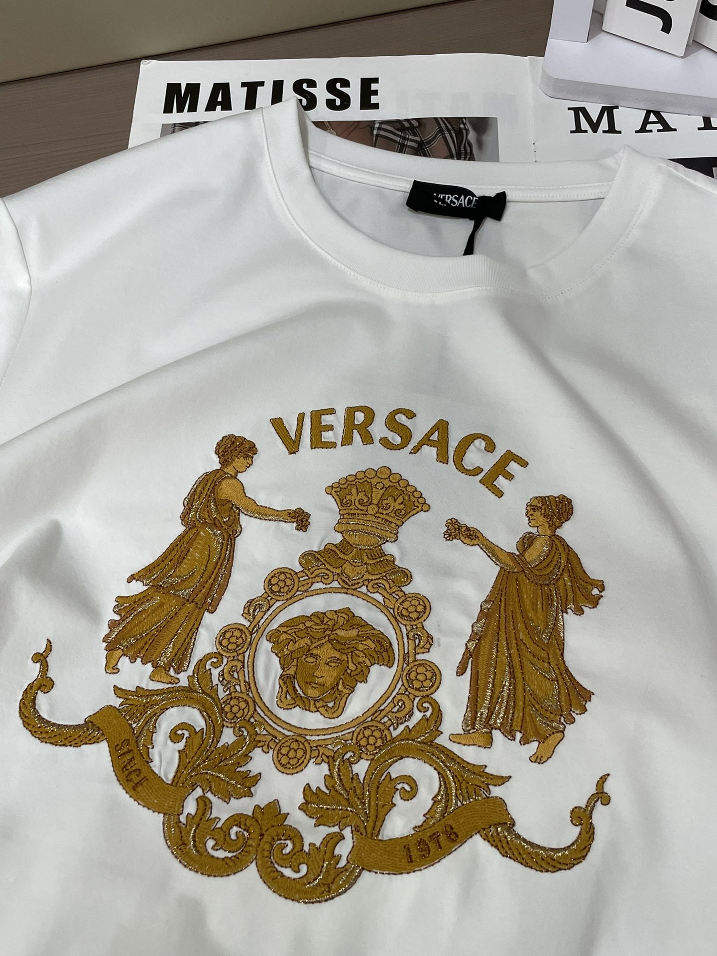 VS2026春夏新品皇冠👑Medusa 万针金线刺绣短袖T恤；定制100支双股丝光长绒棉面料，夏季独特的