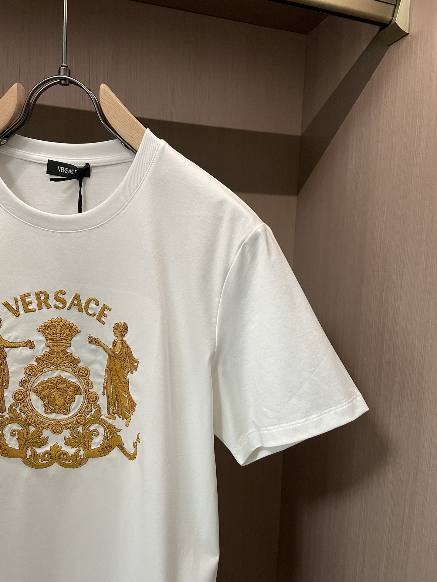 VS2026春夏新品皇冠👑Medusa 万针金线刺绣短袖T恤；定制100支双股丝光长绒棉面料，夏季独特的