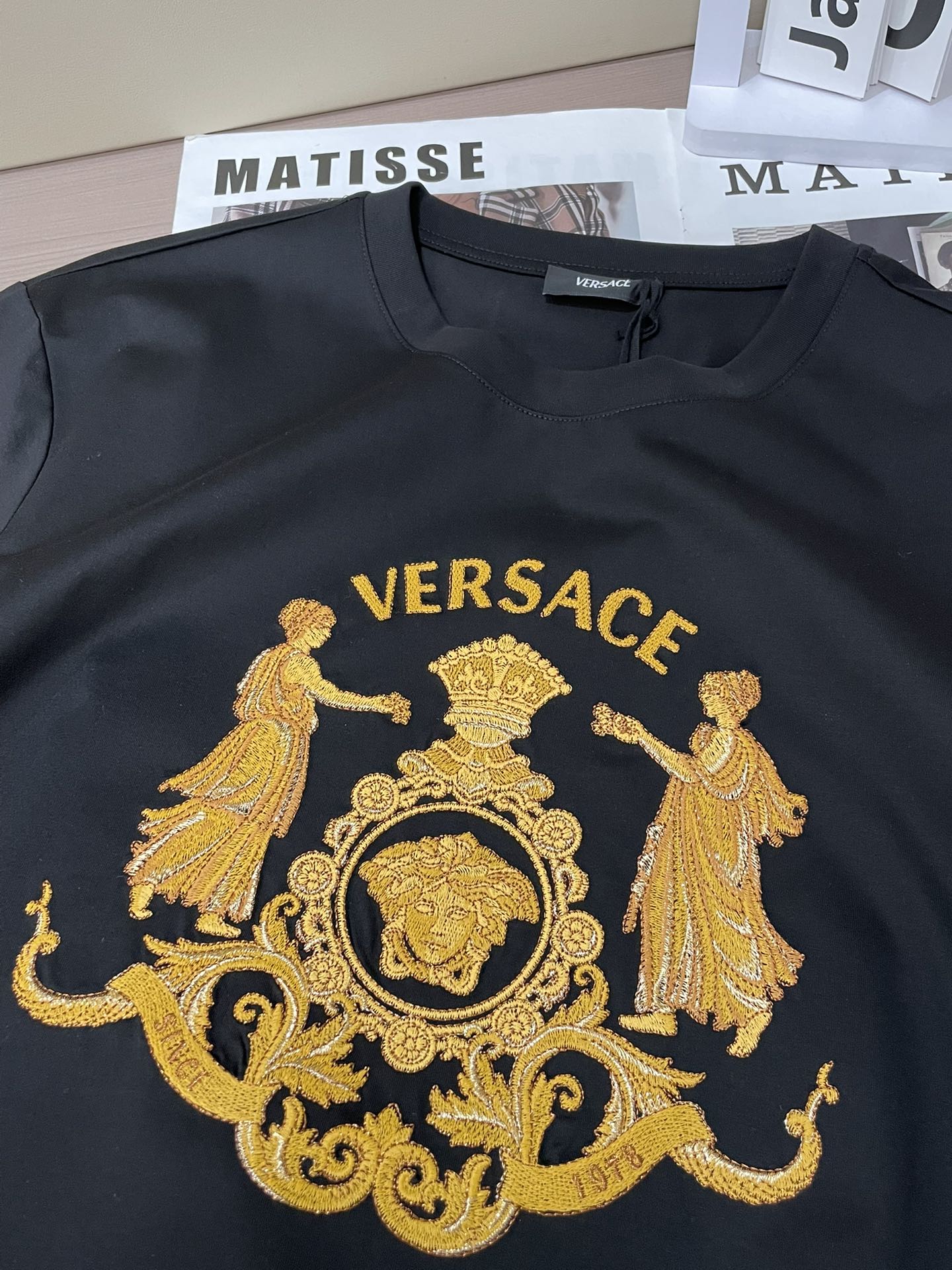 VS2026春夏新品皇冠👑Medusa 万针金线刺绣短袖T恤；定制100支双股丝光长绒棉面料，夏季独特的