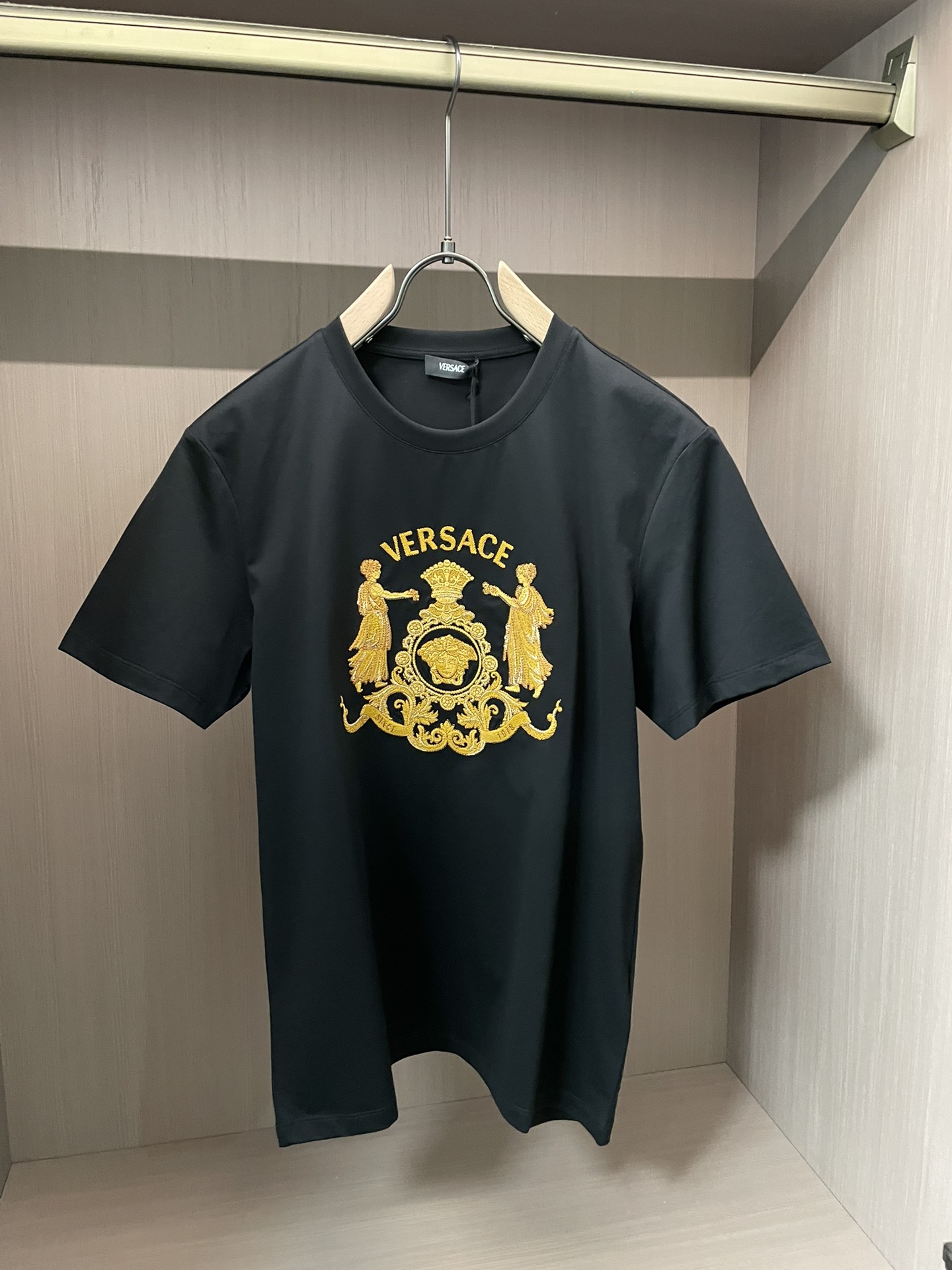 VS2026春夏新品皇冠👑Medusa 万针金线刺绣短袖T恤；定制100支双股丝光长绒棉面料，夏季独特的