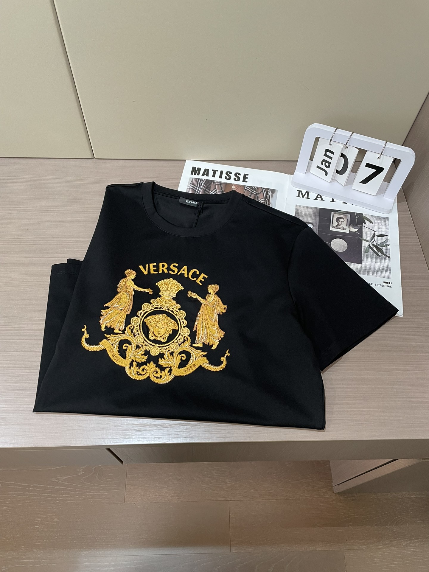 VS2026春夏新品皇冠👑Medusa 万针金线刺绣短袖T恤；定制100支双股丝光长绒棉面料，夏季独特的
