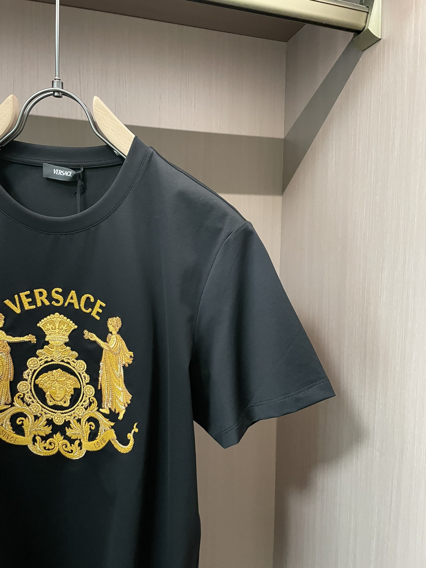 VS2026春夏新品皇冠👑Medusa 万针金线刺绣短袖T恤；定制100支双股丝光长绒棉面料，夏季独特的