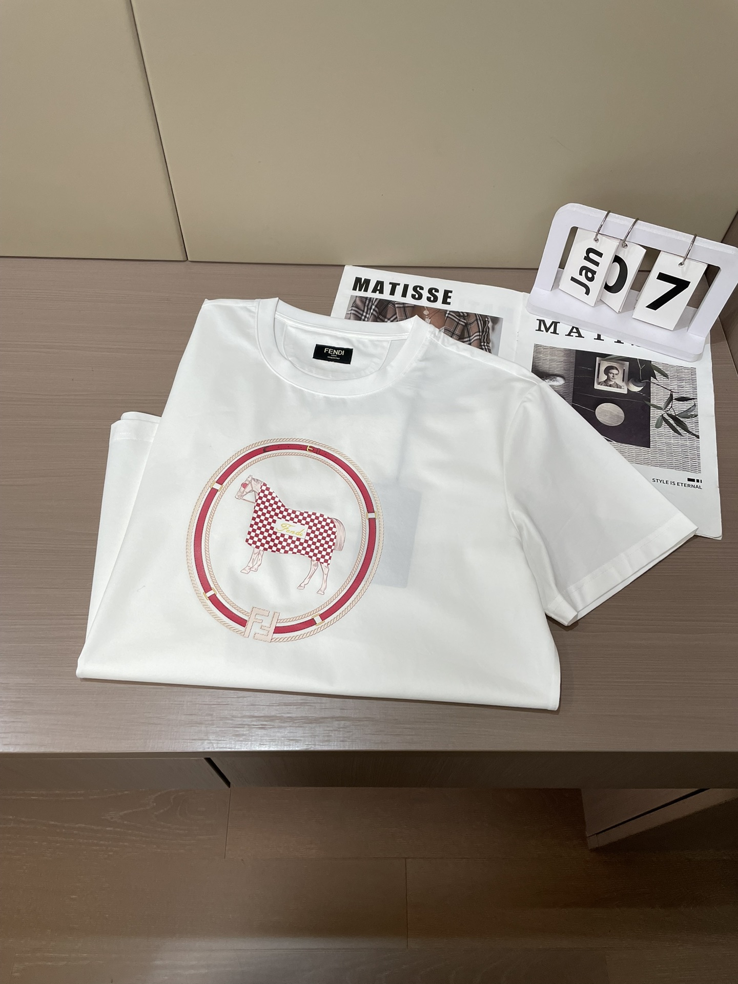 FD2026春夏马年新年定制款短袖T恤；定制100支双股丝光长绒棉面料，胸前⭕️由缰绳和皮带组合，里面则