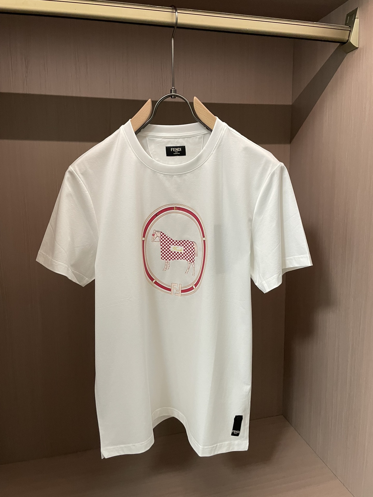 FD2026春夏马年新年定制款短袖T恤；定制100支双股丝光长绒棉面料，胸前⭕️由缰绳和皮带组合，里面则