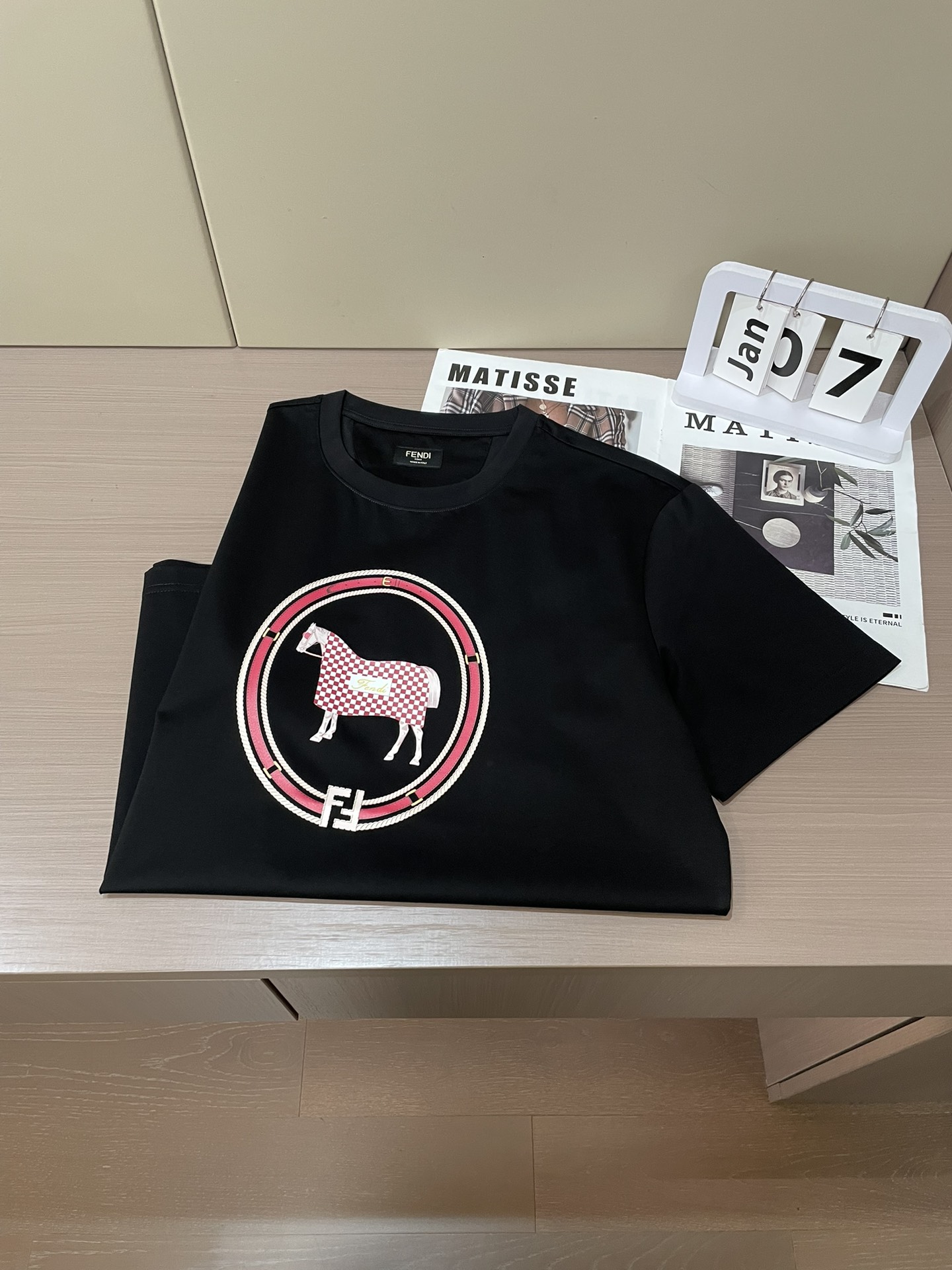 FD2026春夏马年新年定制款短袖T恤；定制100支双股丝光长绒棉面料，胸前⭕️由缰绳和皮带组合，里面则