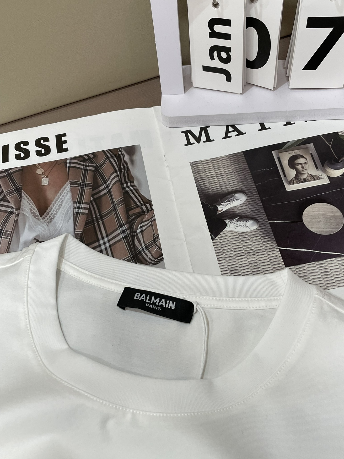 Balmain 2026春夏新品日月图案为主题设计的印花短袖T恤；定制专属面料，黑色系是由火星为主题设计