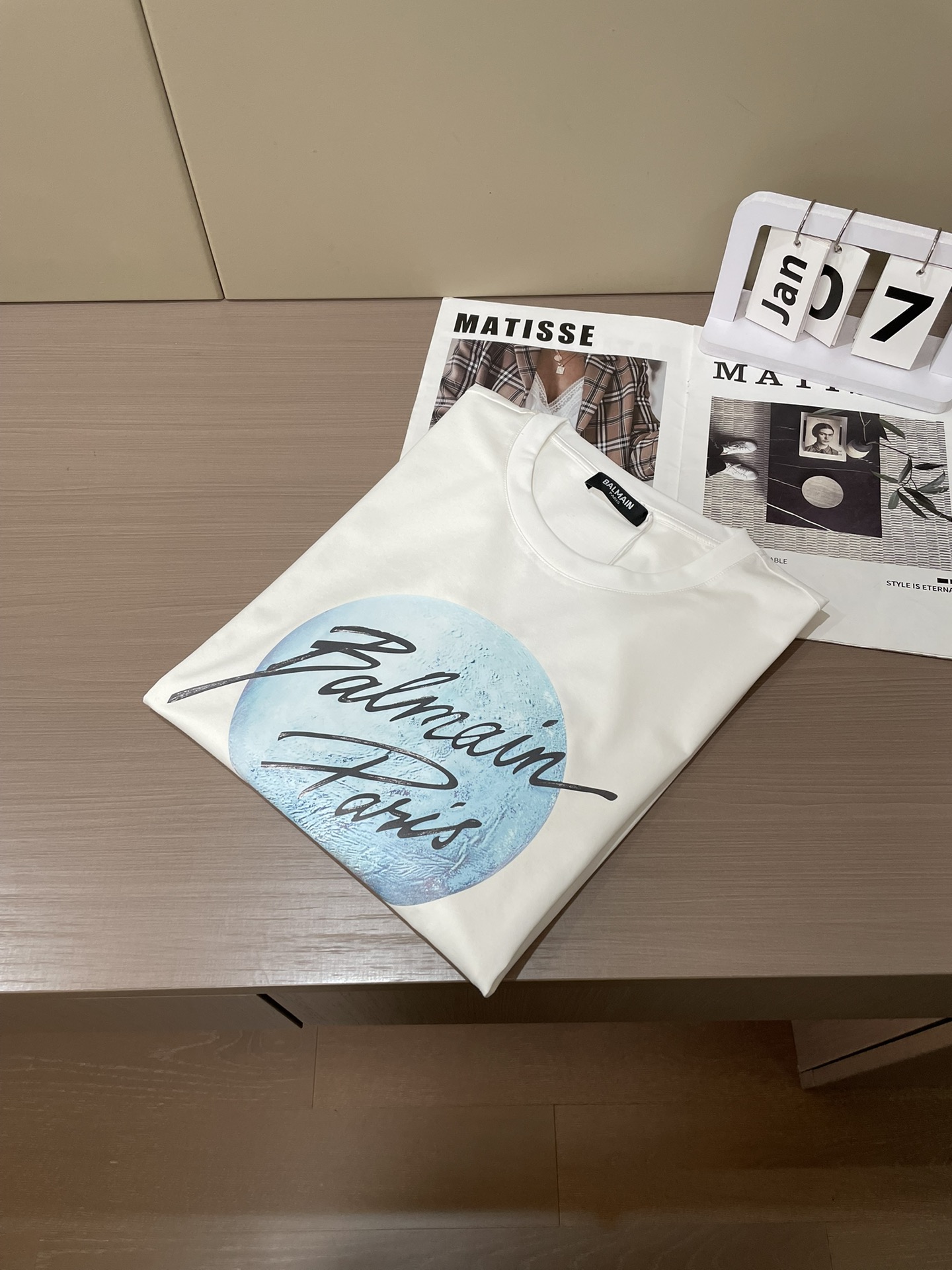 Balmain 2026春夏新品日月图案为主题设计的印花短袖T恤；定制专属面料，黑色系是由火星为主题设计