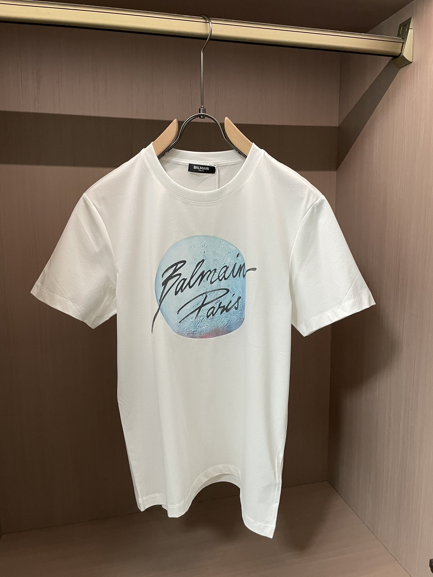 Balmain 2026春夏新品日月图案为主题设计的印花短袖T恤；定制专属面料，黑色系是由火星为主题设计