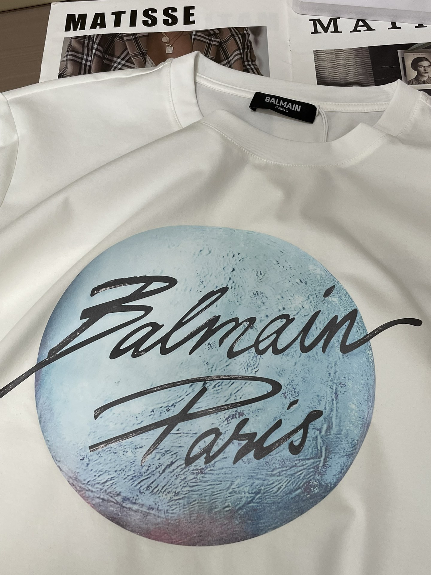 Balmain 2026春夏新品日月图案为主题设计的印花短袖T恤；定制专属面料，黑色系是由火星为主题设计