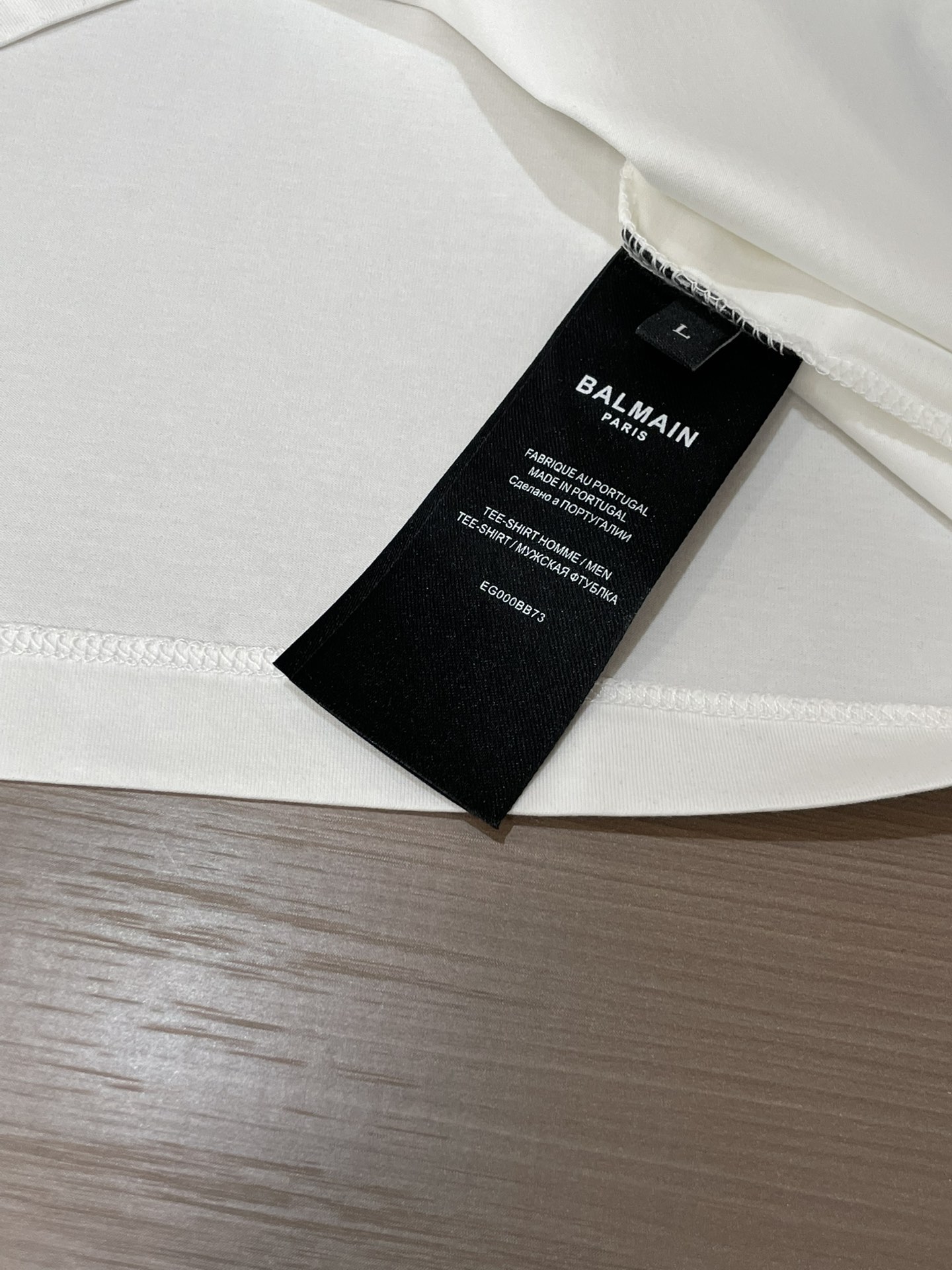 Balmain 2026春夏新品日月图案为主题设计的印花短袖T恤；定制专属面料，黑色系是由火星为主题设计