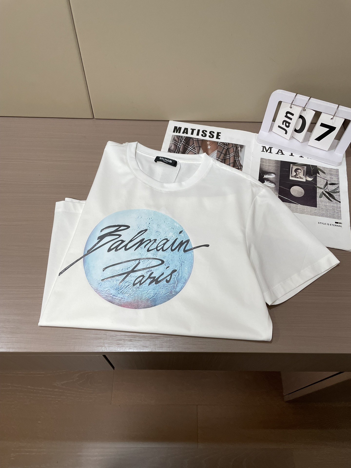 Balmain 2026春夏新品日月图案为主题设计的印花短袖T恤；定制专属面料，黑色系是由火星为主题设计