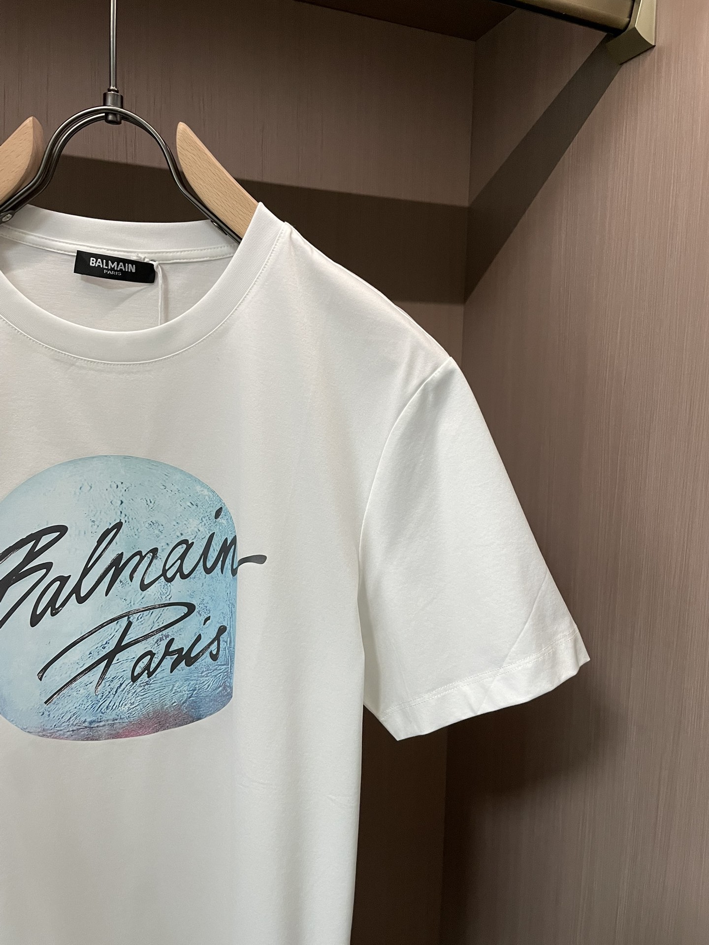 Balmain 2026春夏新品日月图案为主题设计的印花短袖T恤；定制专属面料，黑色系是由火星为主题设计
