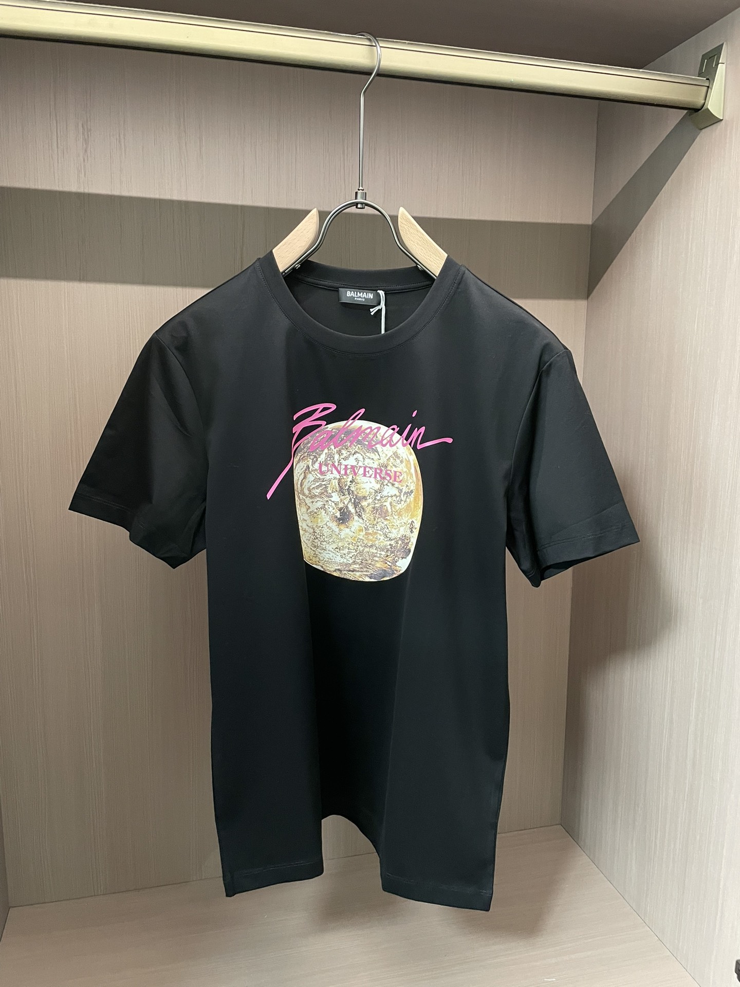 Balmain 2026春夏新品日月图案为主题设计的印花短袖T恤；定制专属面料，黑色系是由火星为主题设计
