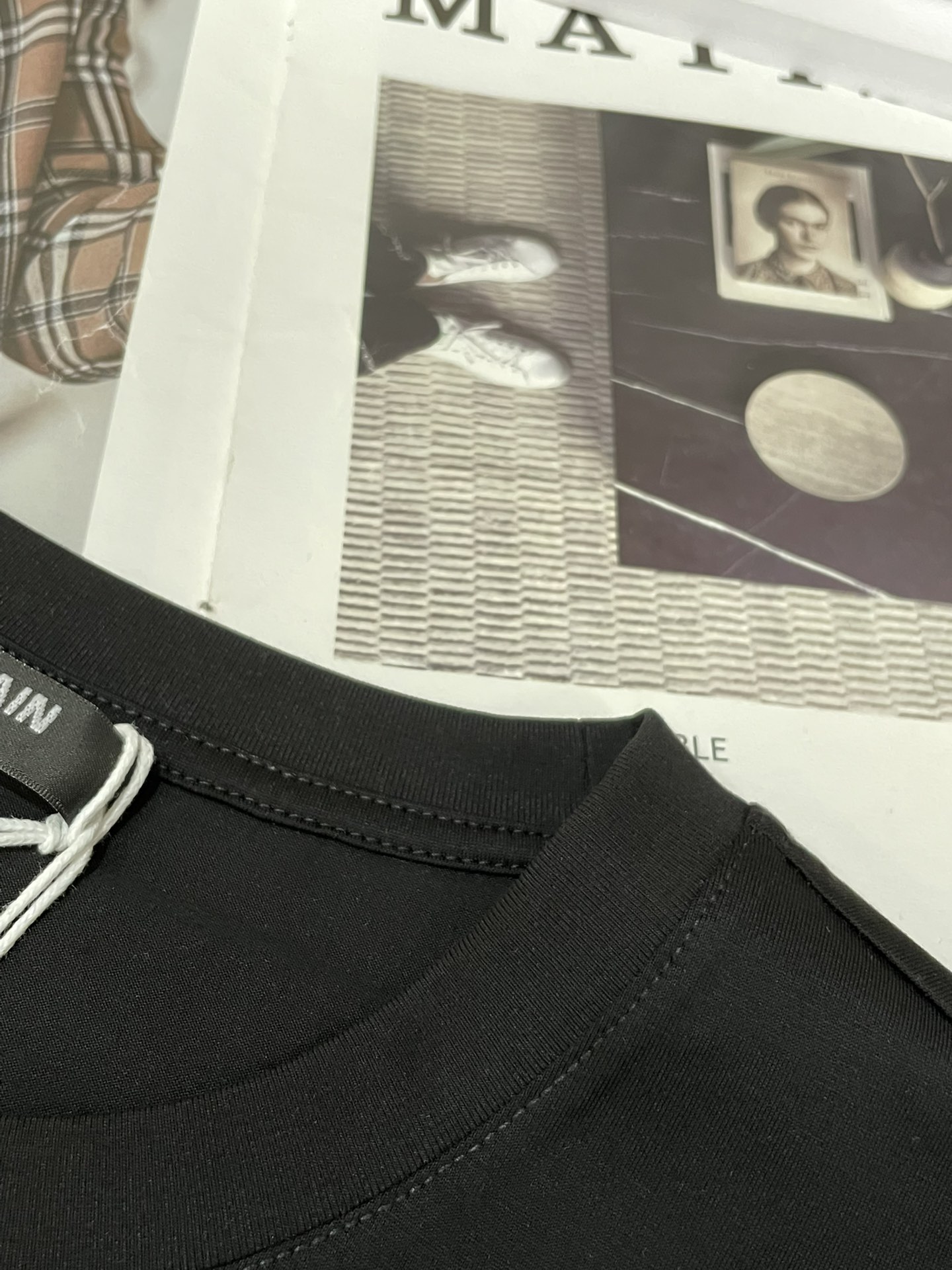 Balmain 2026春夏新品日月图案为主题设计的印花短袖T恤；定制专属面料，黑色系是由火星为主题设计