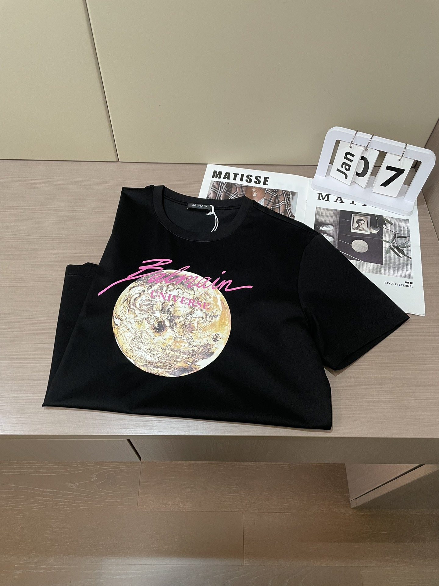Balmain 2026春夏新品日月图案为主题设计的印花短袖T恤；定制专属面料，黑色系是由火星为主题设计