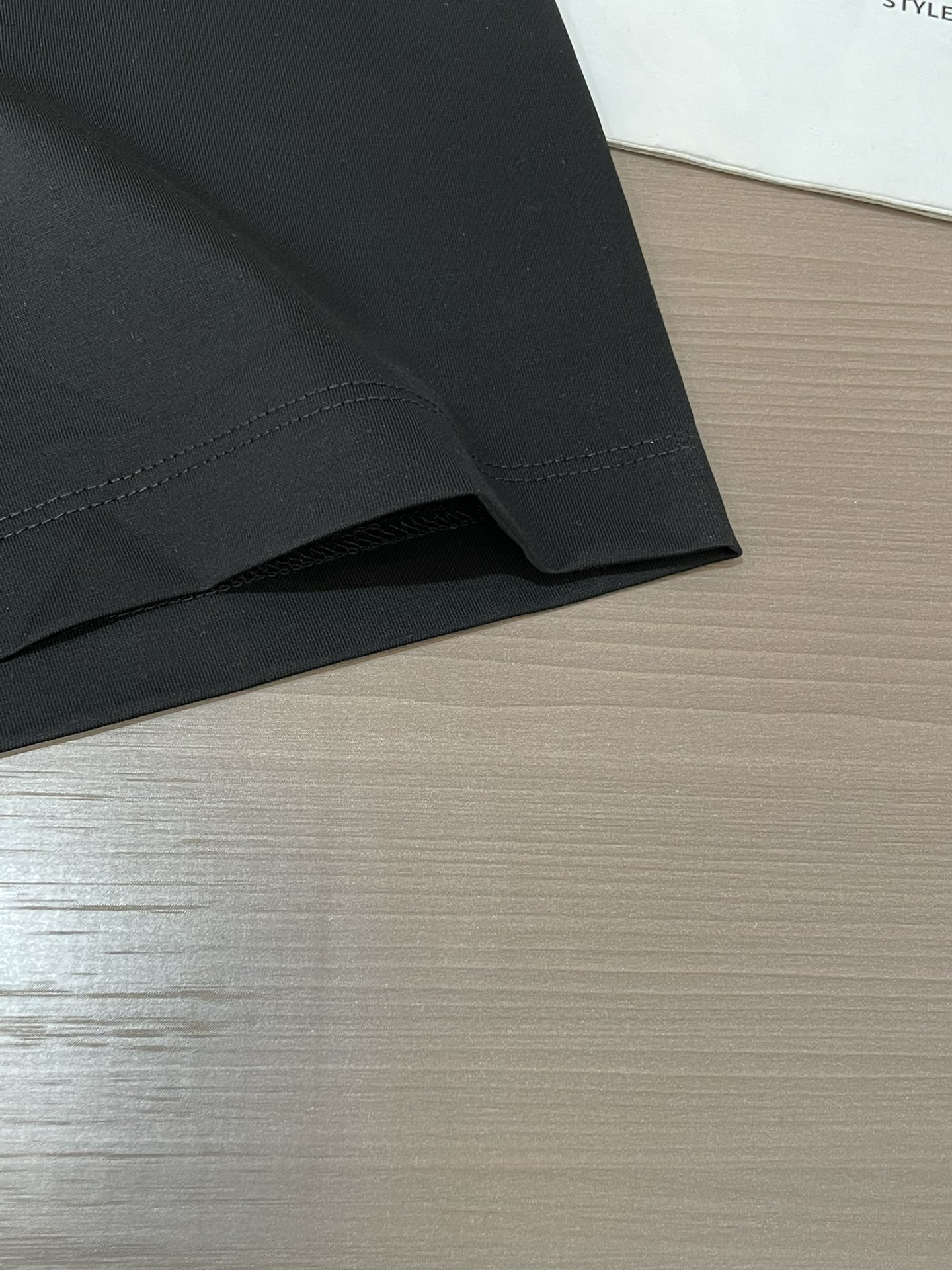 Balmain 2026春夏新品日月图案为主题设计的印花短袖T恤；定制专属面料，黑色系是由火星为主题设计