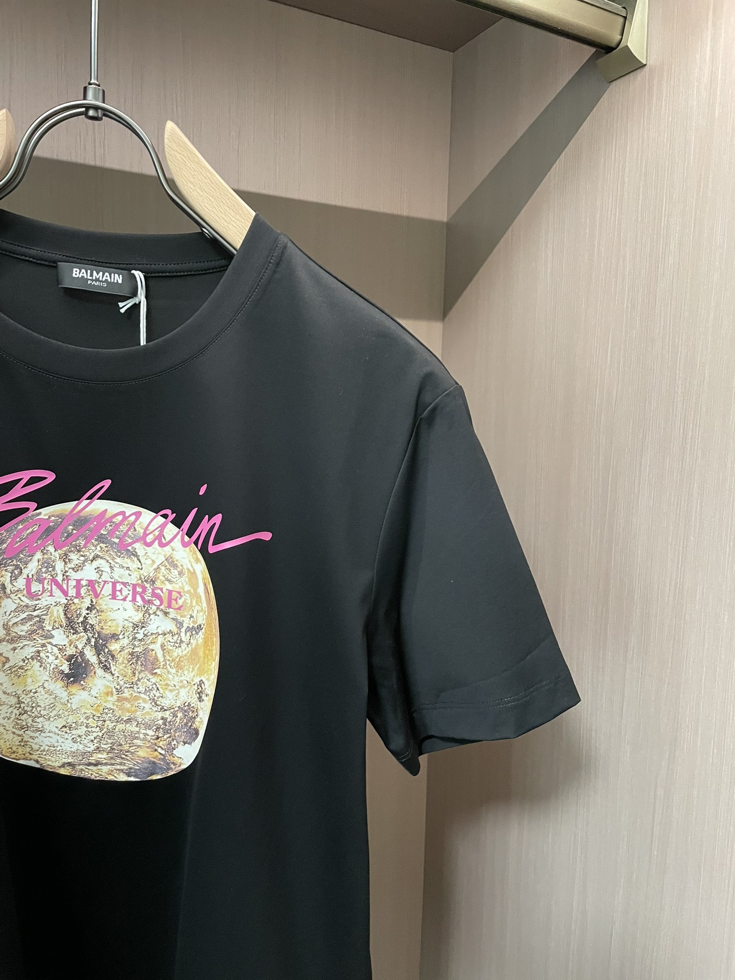 Balmain 2026春夏新品日月图案为主题设计的印花短袖T恤；定制专属面料，黑色系是由火星为主题设计