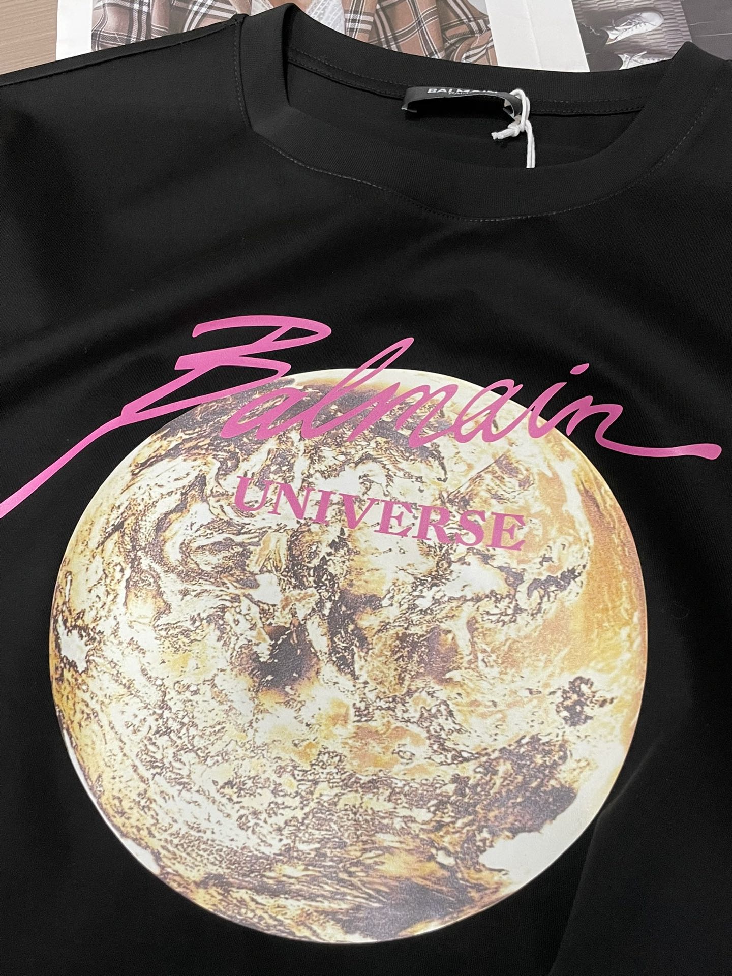 Balmain 2026春夏新品日月图案为主题设计的印花短袖T恤；定制专属面料，黑色系是由火星为主题设计