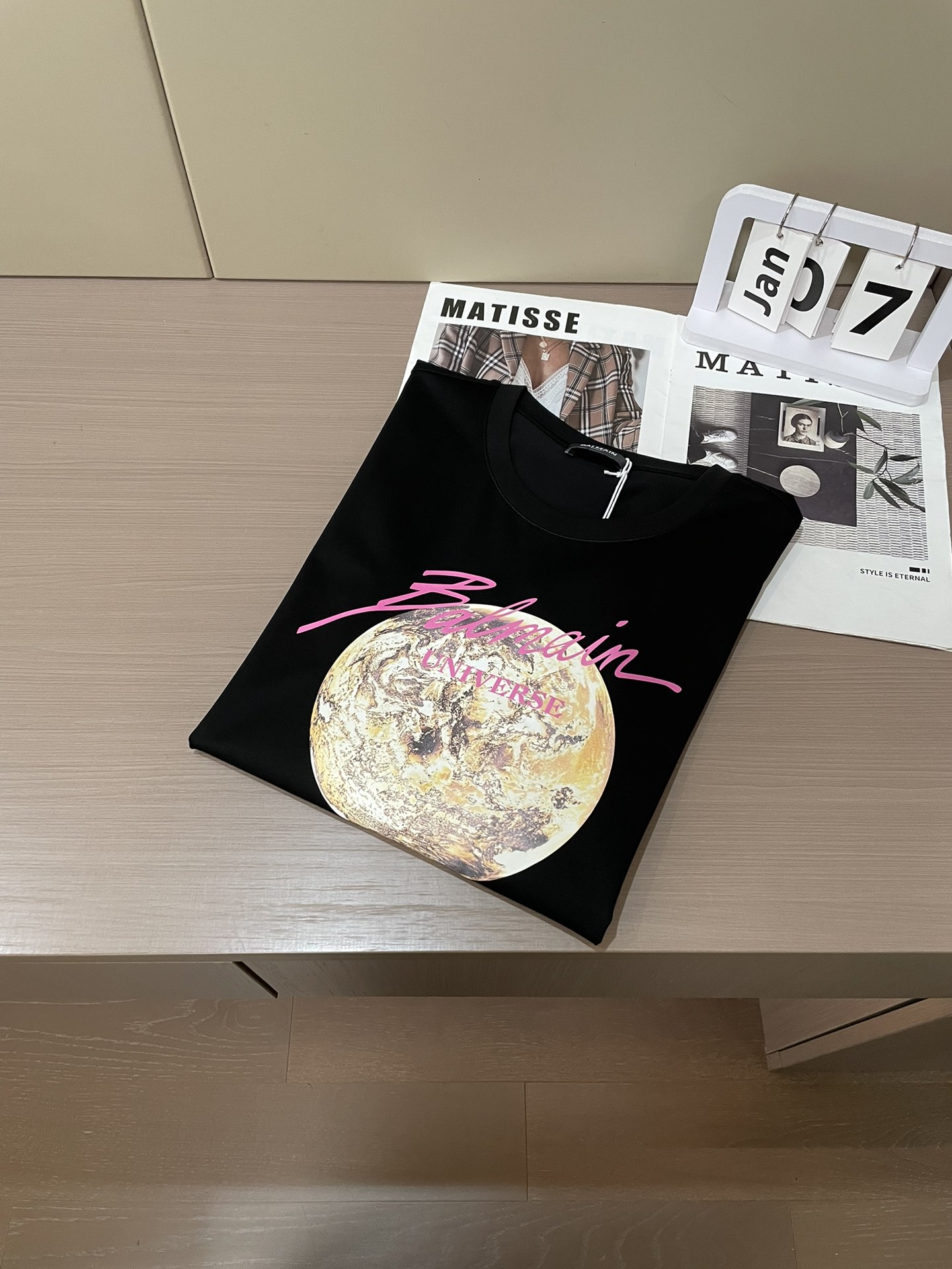 Balmain 2026春夏新品日月图案为主题设计的印花短袖T恤；定制专属面料，黑色系是由火星为主题设计