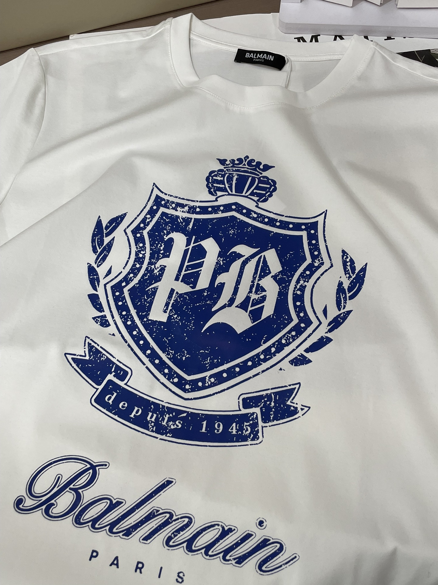 BALMAIN 2026春夏新品盾牌🛡️复古风格印花短袖T恤；定制专属面料，修身版型，胸前由盾牌🛡️英文