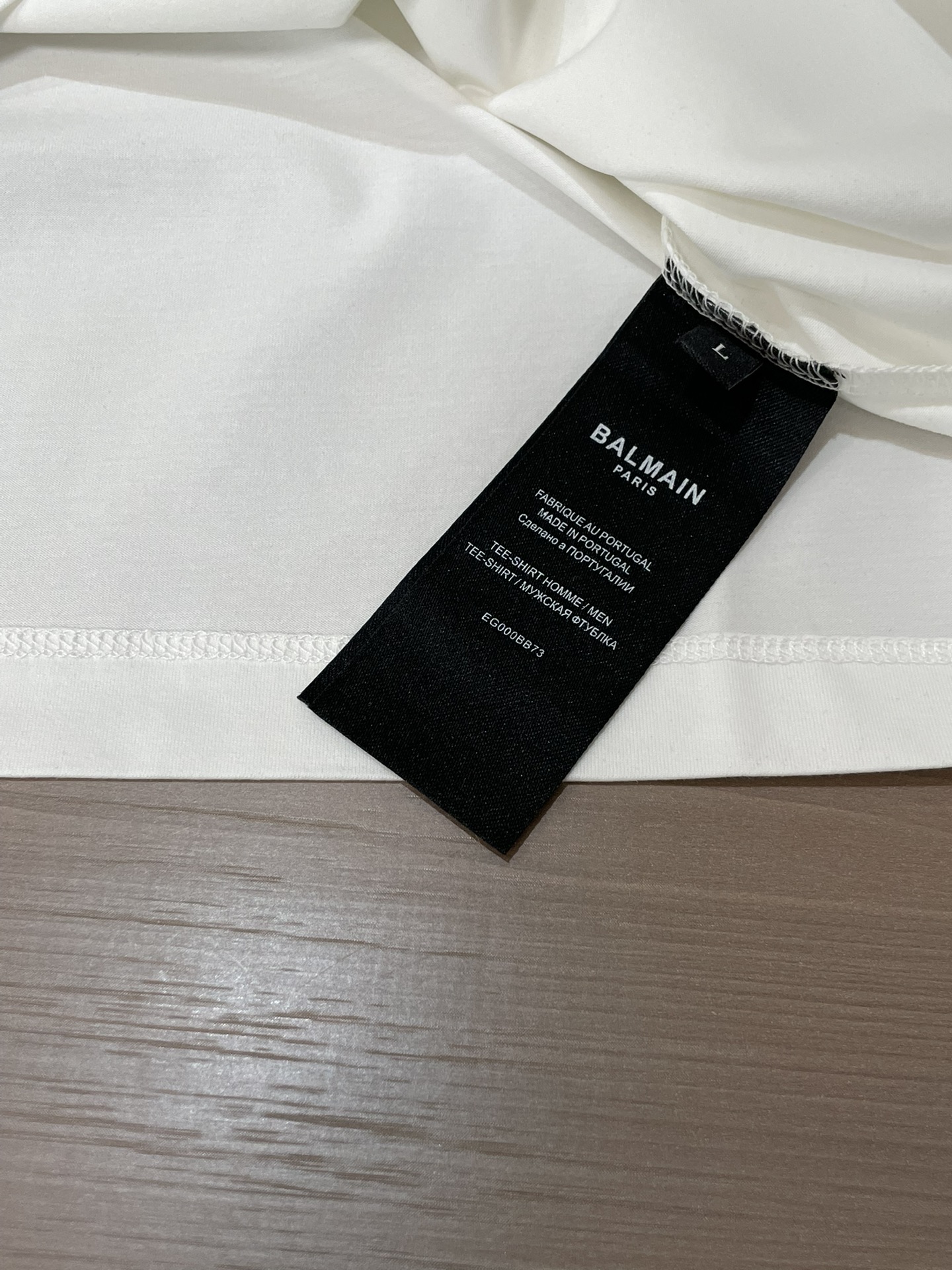 BALMAIN 2026春夏新品盾牌🛡️复古风格印花短袖T恤；定制专属面料，修身版型，胸前由盾牌🛡️英文