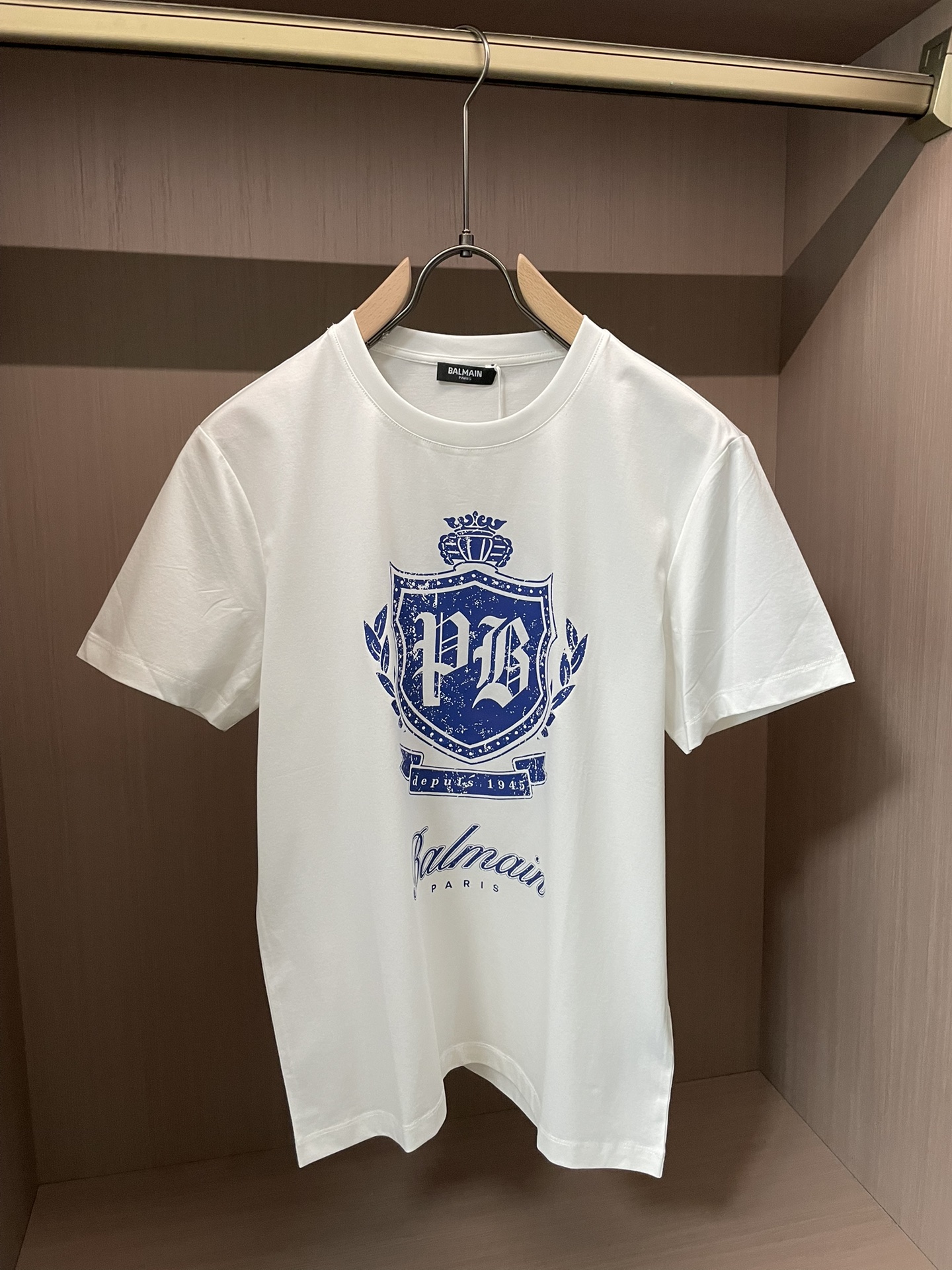 BALMAIN 2026春夏新品盾牌🛡️复古风格印花短袖T恤；定制专属面料，修身版型，胸前由盾牌🛡️英文