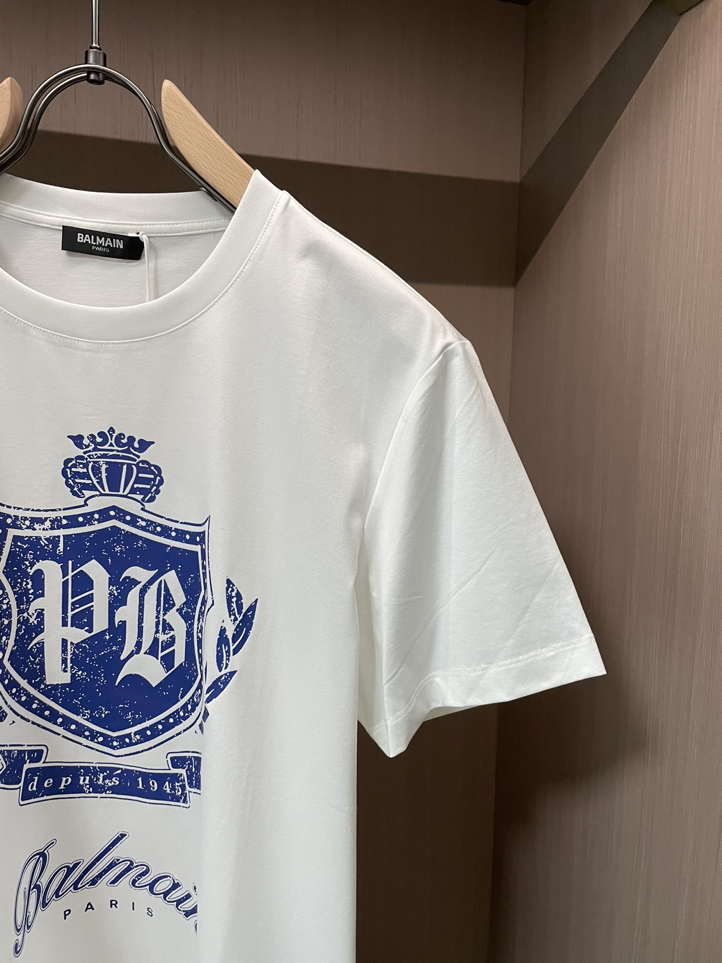 BALMAIN 2026春夏新品盾牌🛡️复古风格印花短袖T恤；定制专属面料，修身版型，胸前由盾牌🛡️英文