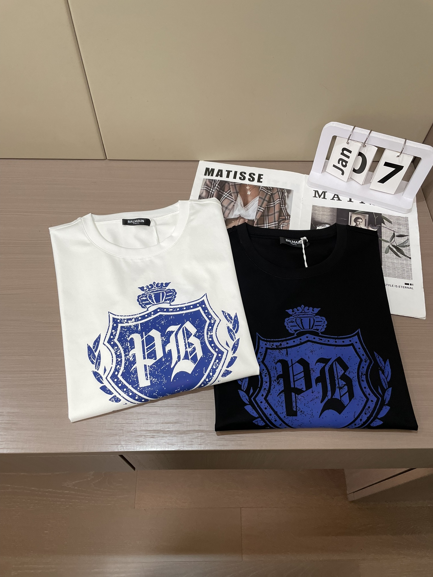 BALMAIN 2026春夏新品盾牌🛡️复古风格印花短袖T恤；定制专属面料，修身版型，胸前由盾牌🛡️英文