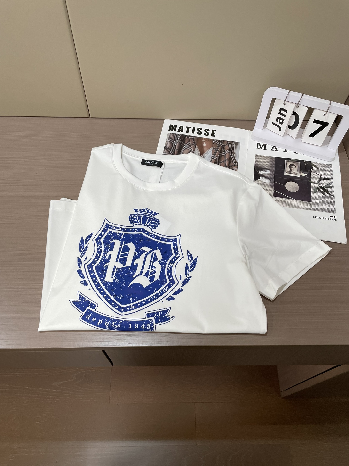 BALMAIN 2026春夏新品盾牌🛡️复古风格印花短袖T恤；定制专属面料，修身版型，胸前由盾牌🛡️英文