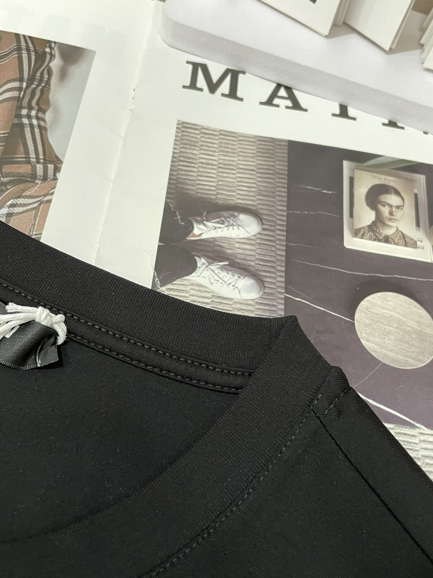 BALMAIN 2026春夏新品盾牌🛡️复古风格印花短袖T恤；定制专属面料，修身版型，胸前由盾牌🛡️英文