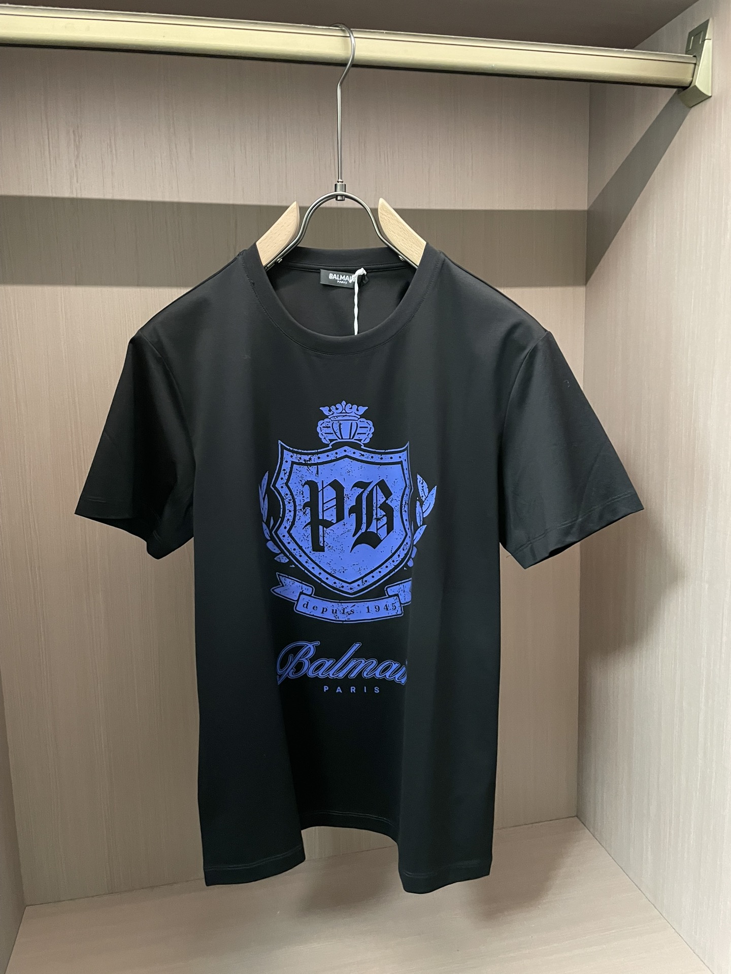 BALMAIN 2026春夏新品盾牌🛡️复古风格印花短袖T恤；定制专属面料，修身版型，胸前由盾牌🛡️英文